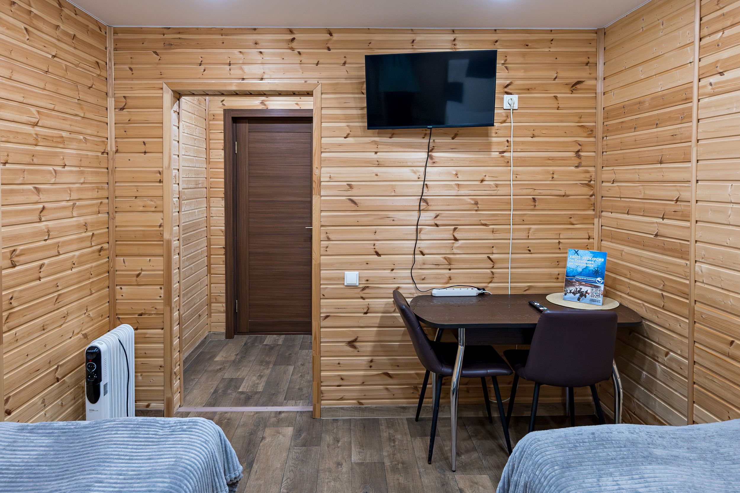 Стандартный двухместный номер с 2 отдельными кроватями и общей ванной комнатой