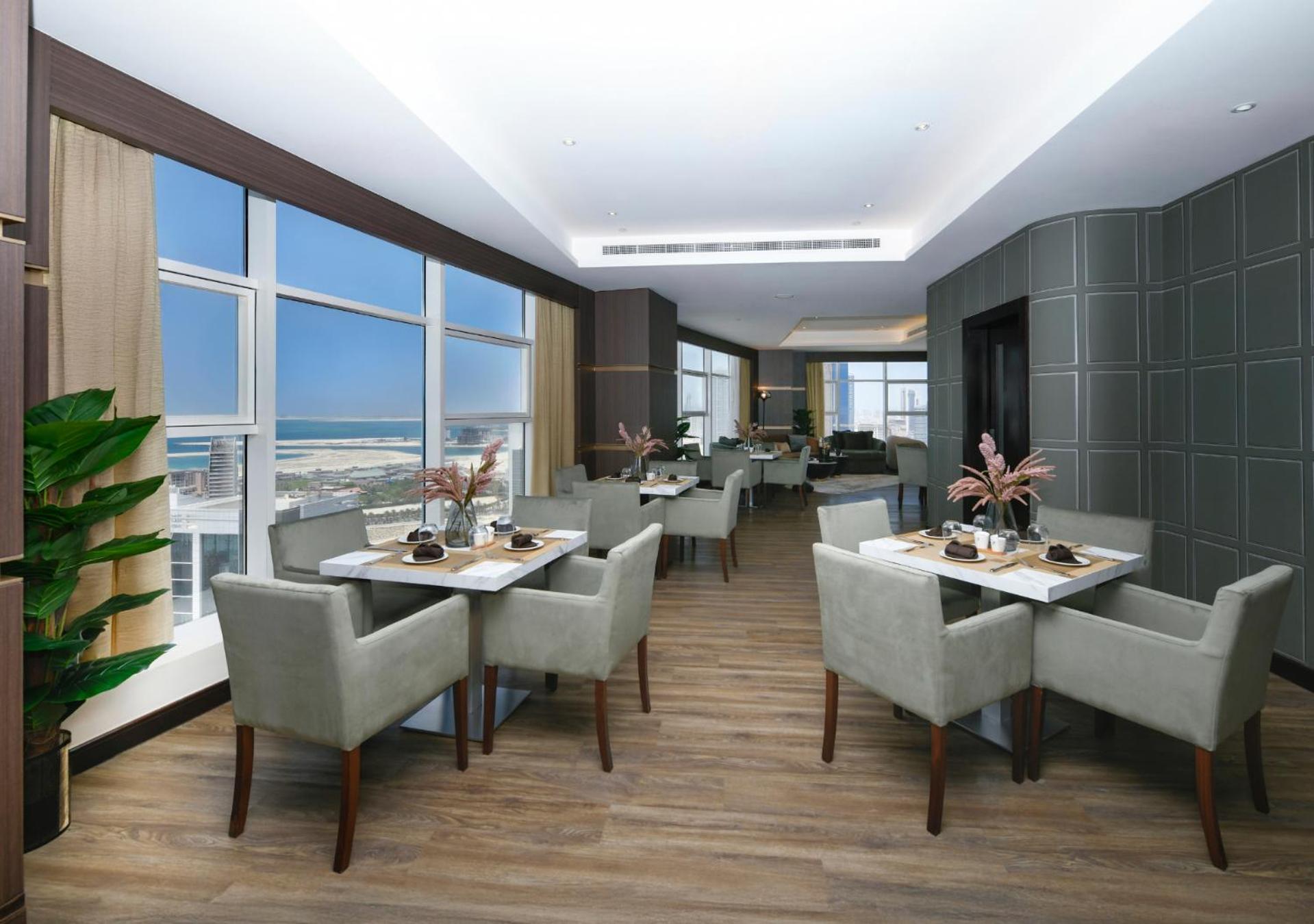 Deluxe Suite with Vista 27 Lounge Access 