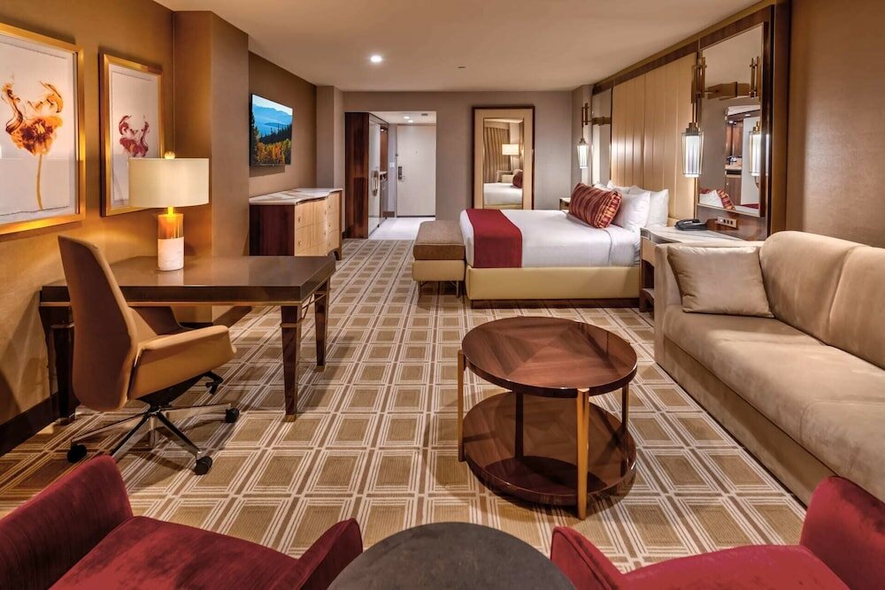 Vista Tower Deluxe King