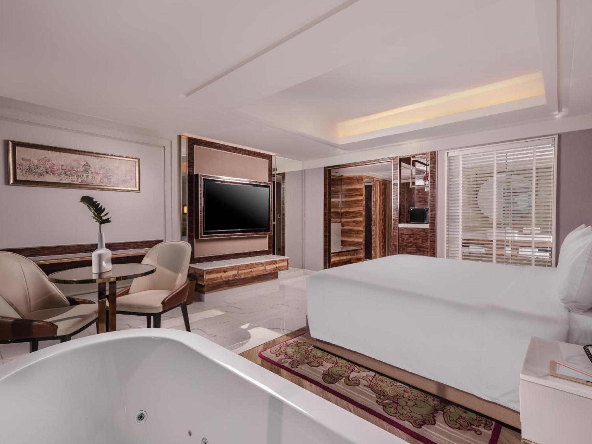 Jacuzzi Corner with Club Lounge Access