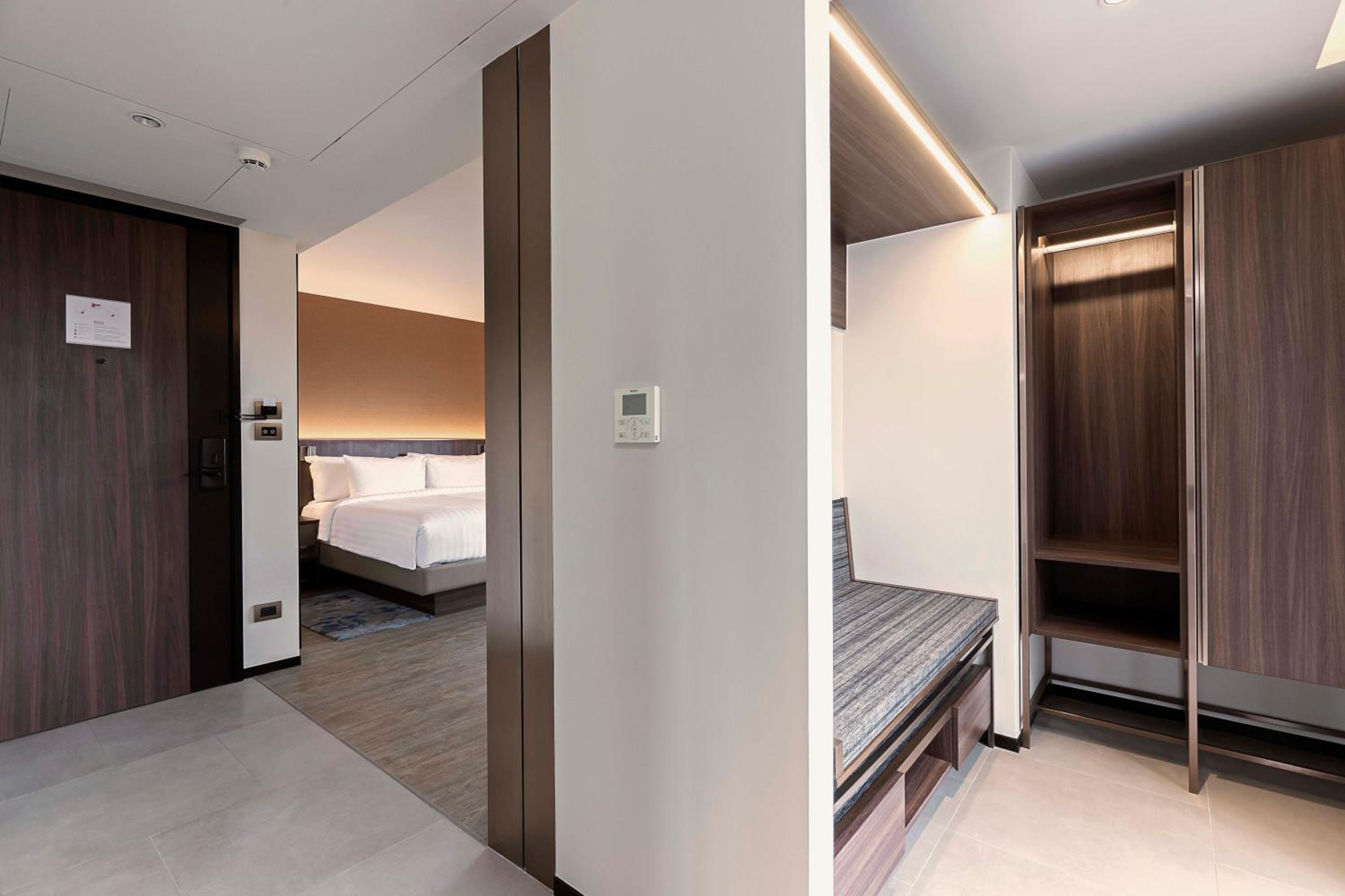 Premier Corner King Room