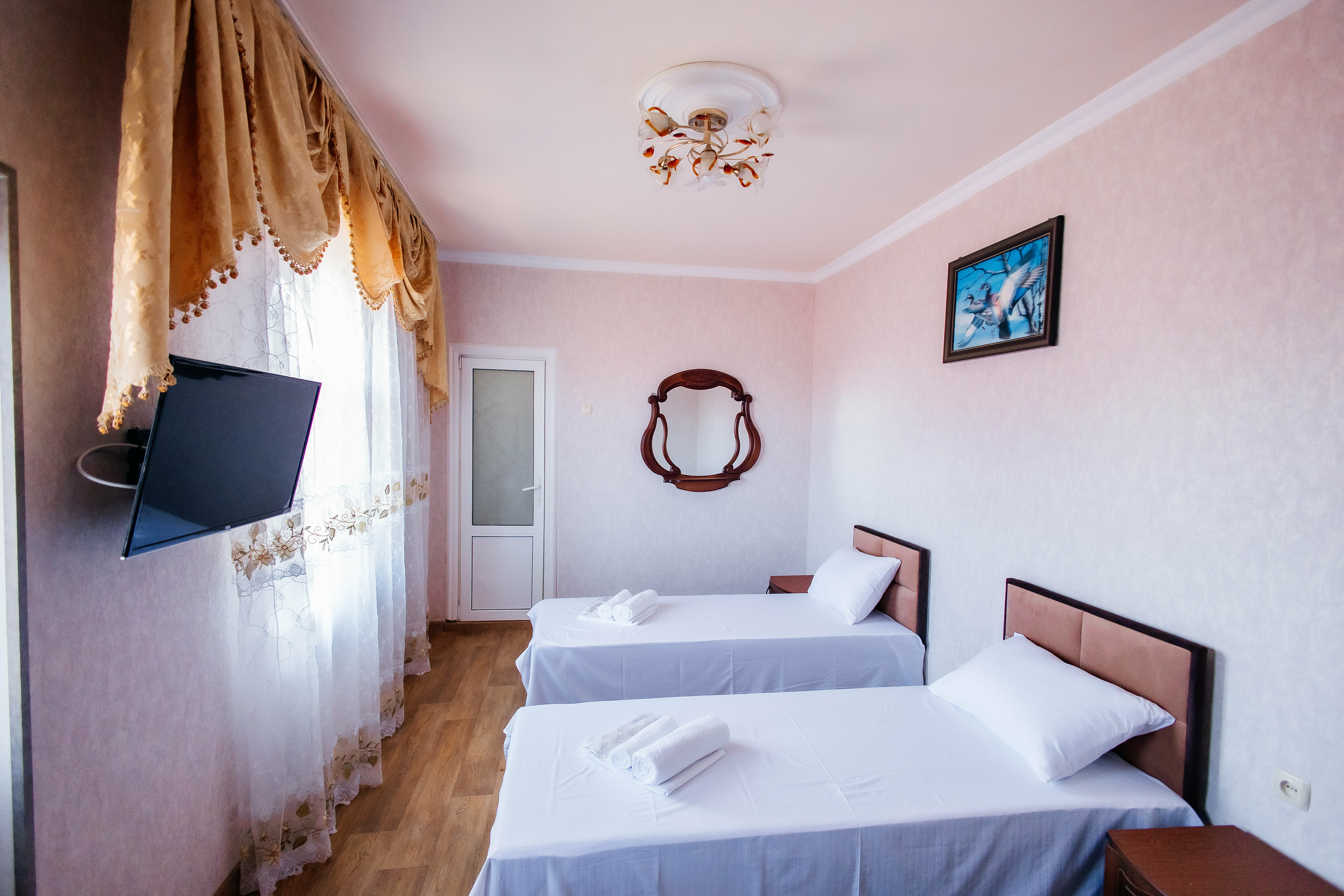 Просторный двухместный номер с 2 отдельными кроватями