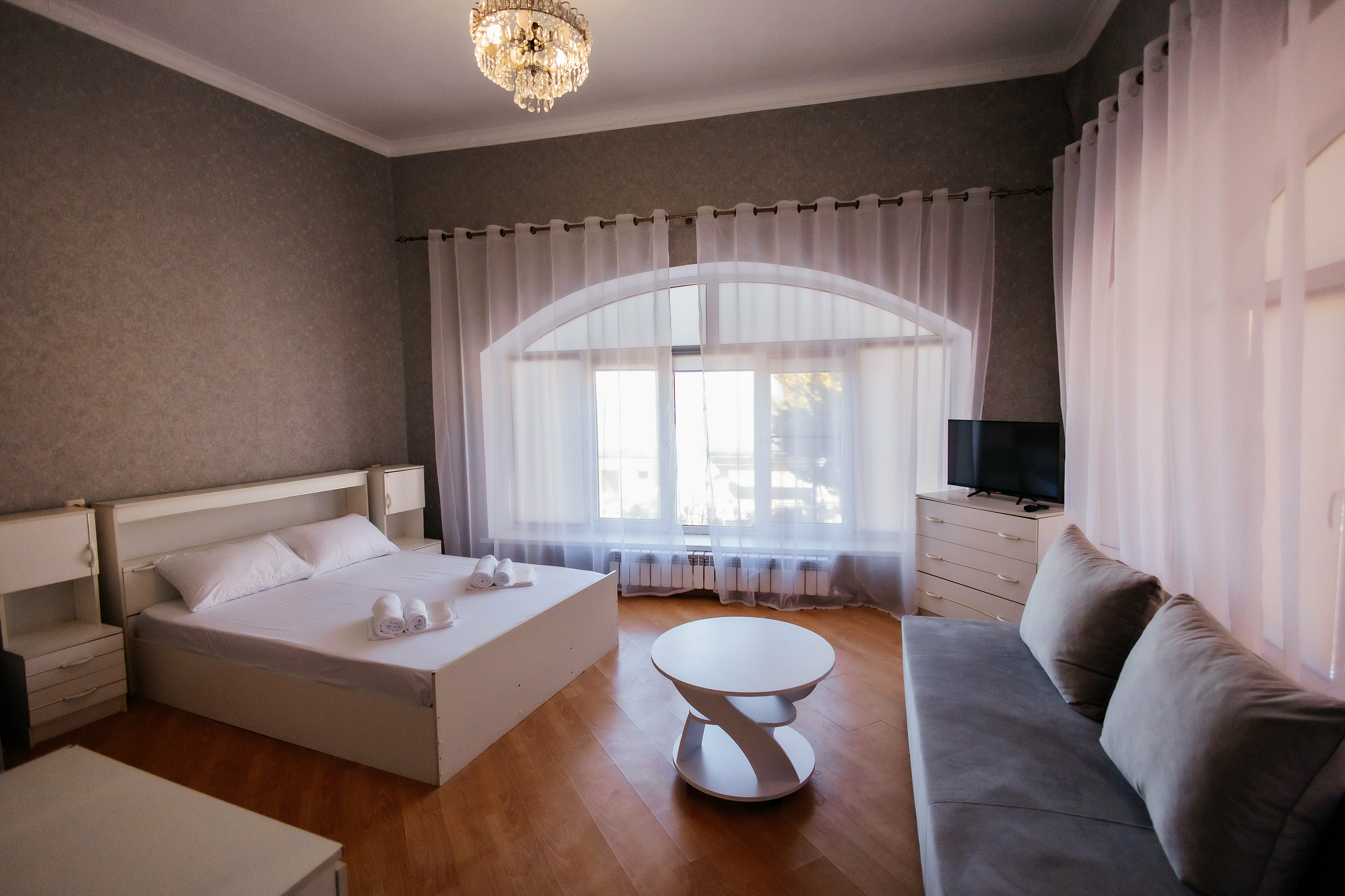 Двухместный номер с двуспальной кроватью и дополнительной кроватью