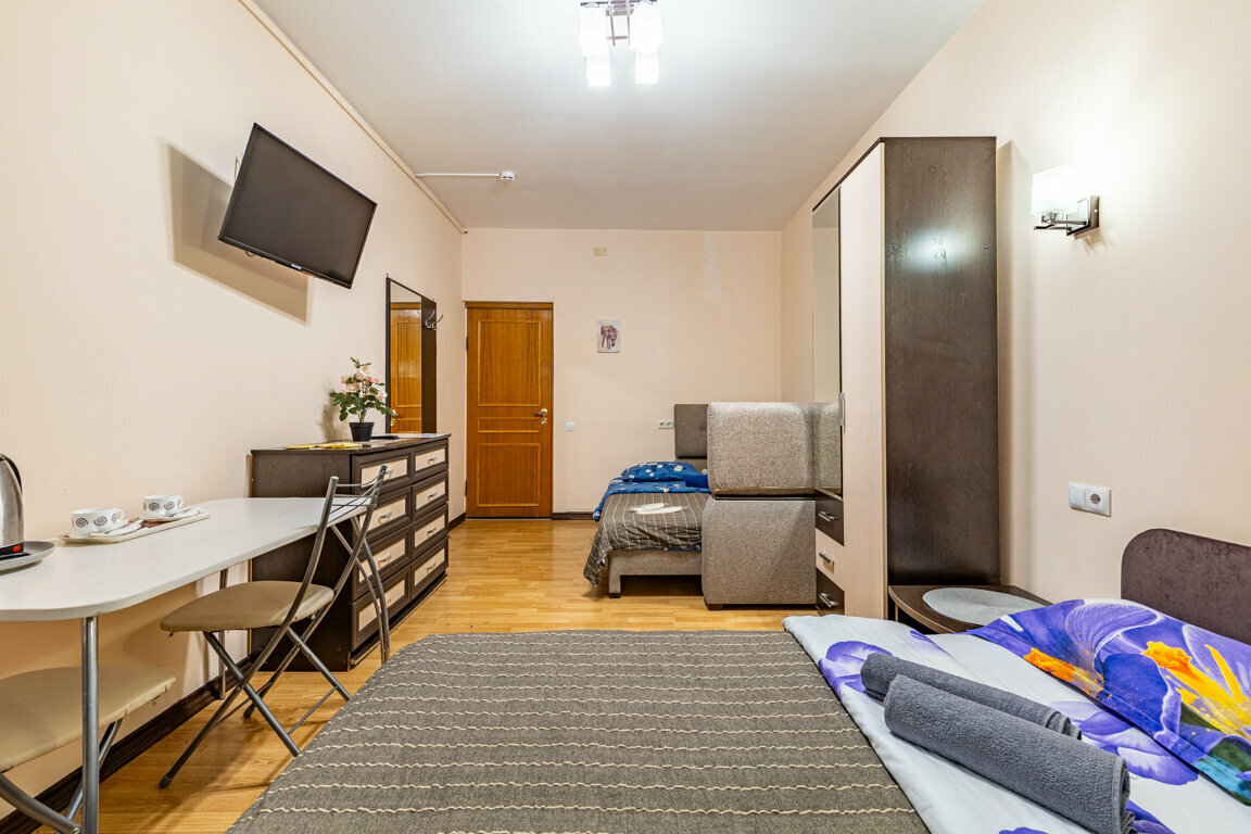 Семейный с двуспальной кроватью и диваном с ванной возле номера