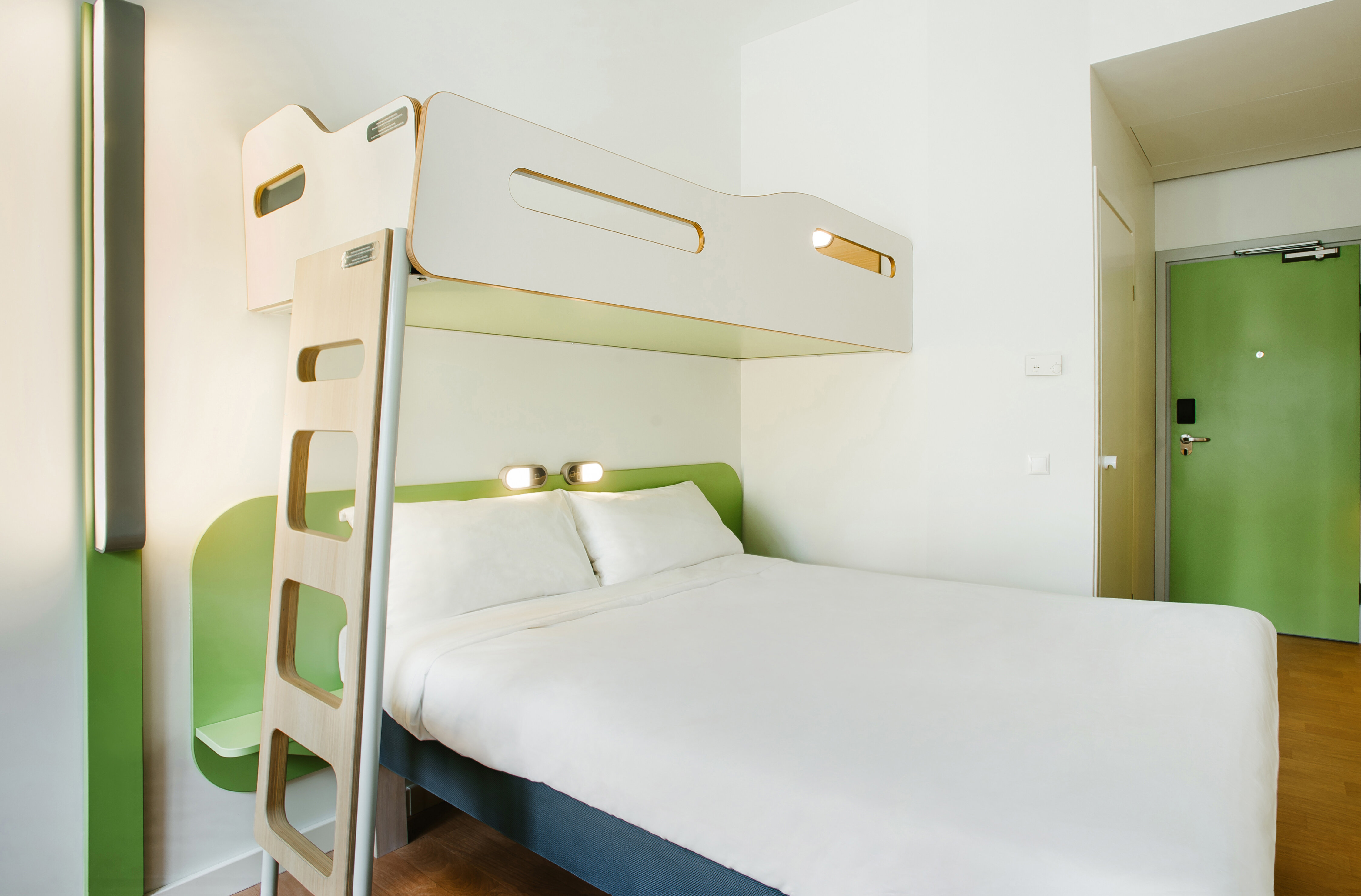 Номер Standard для маломобильных – двуспальная кровать с верхним ярусом