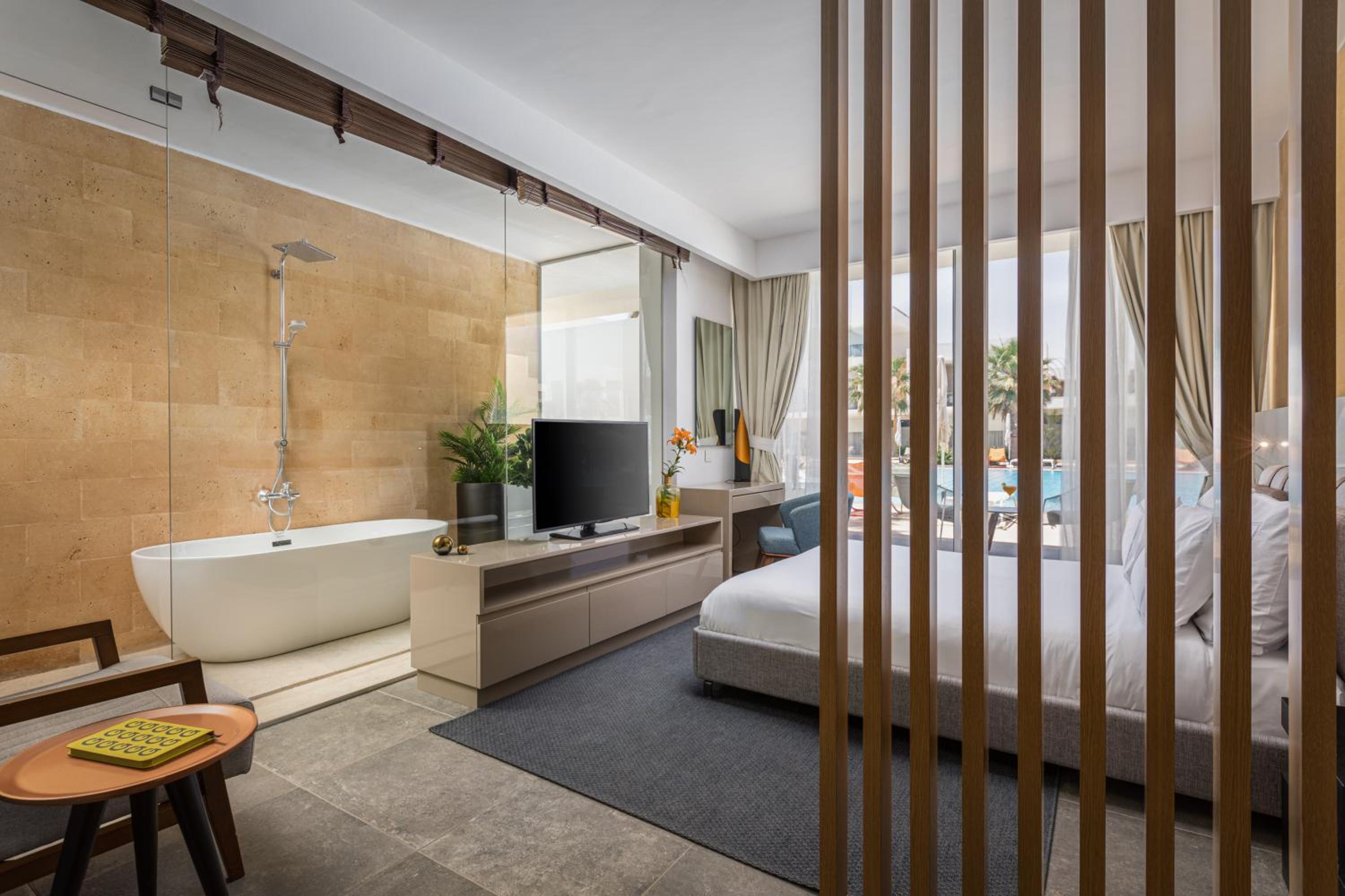 Pool Room Queen Bed