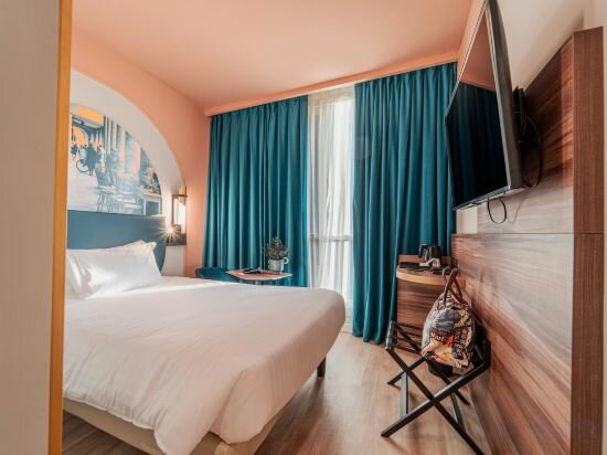 Superior Single Room with French Bed