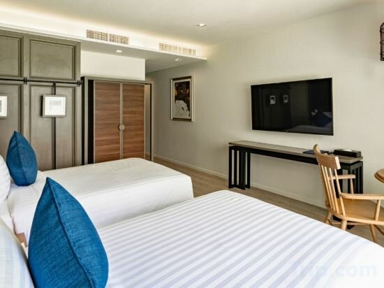 Deluxe Pool Access Room Twin Bed