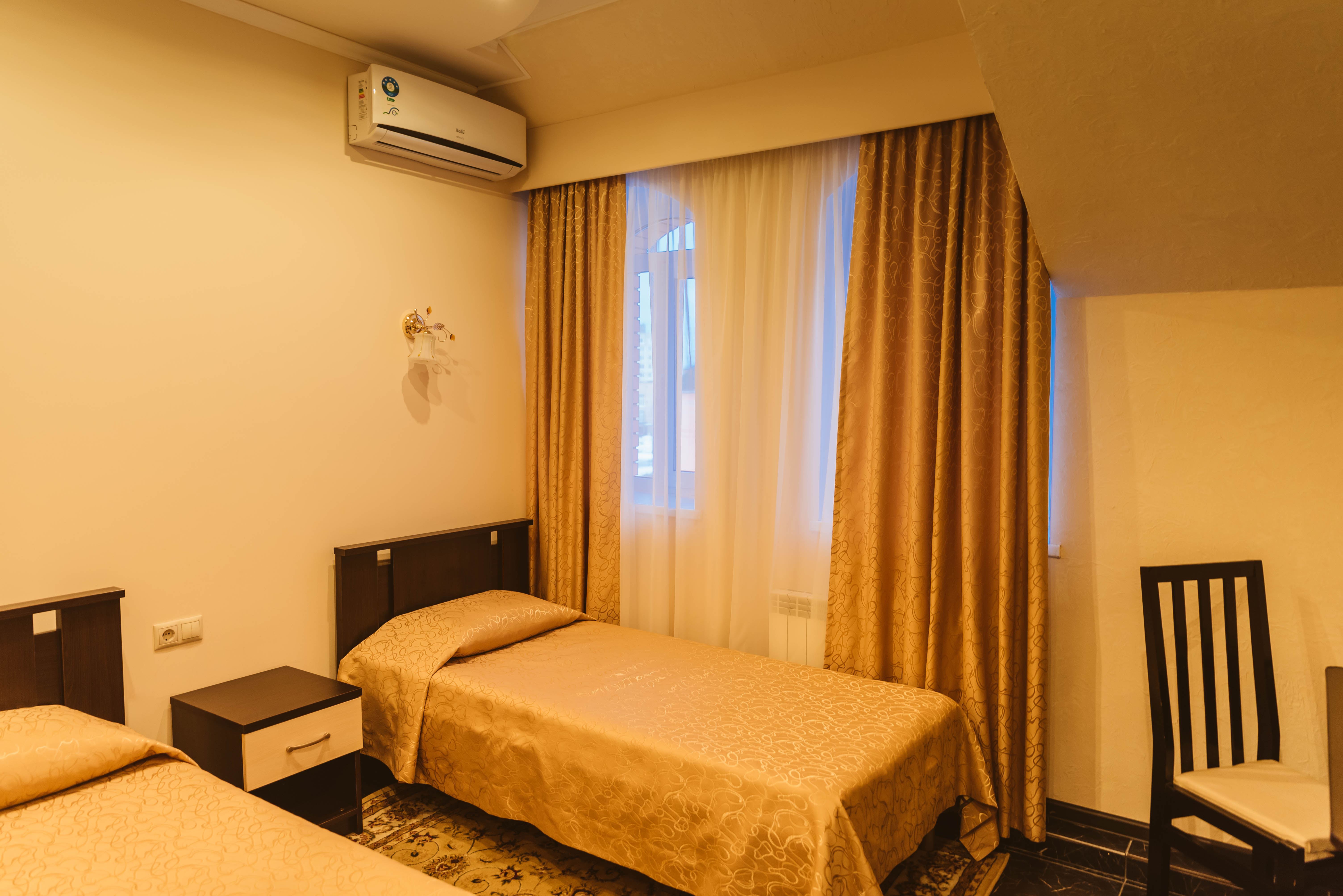 Двухместный номер с 2 отдельными кроватями и окном