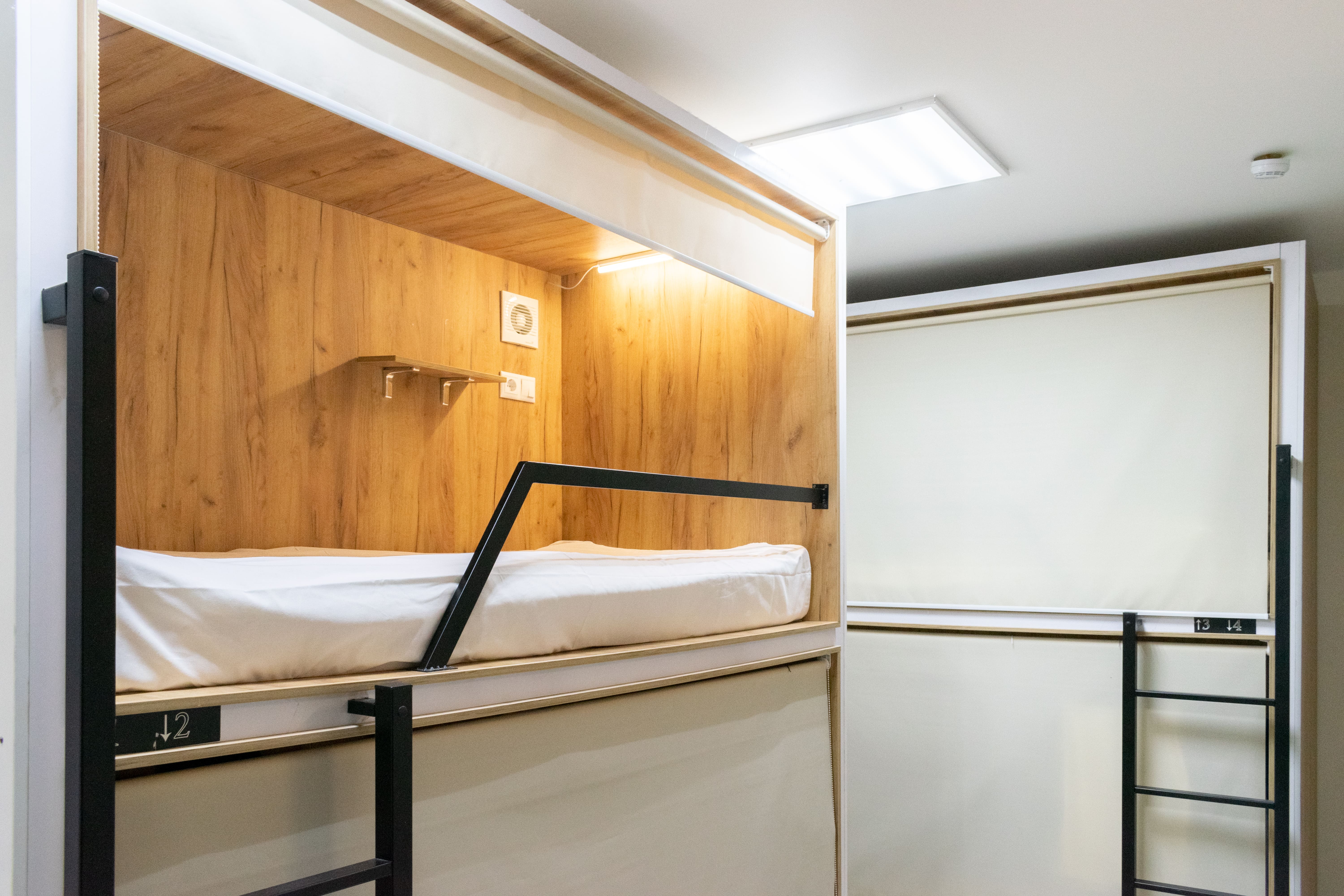 Кровать в общем номере для мужчин