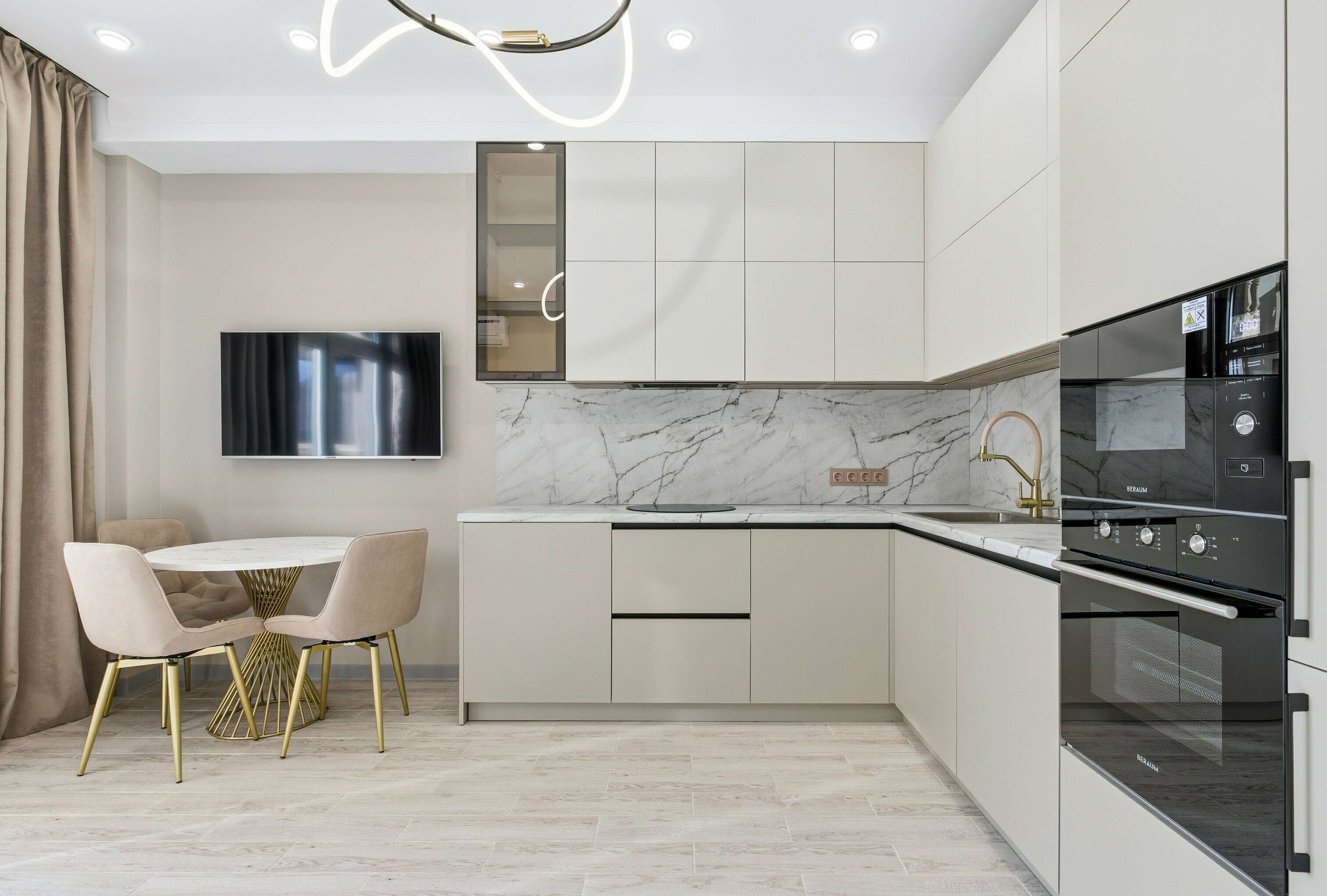 Люкс с кроватью размера «king-size» и балконом