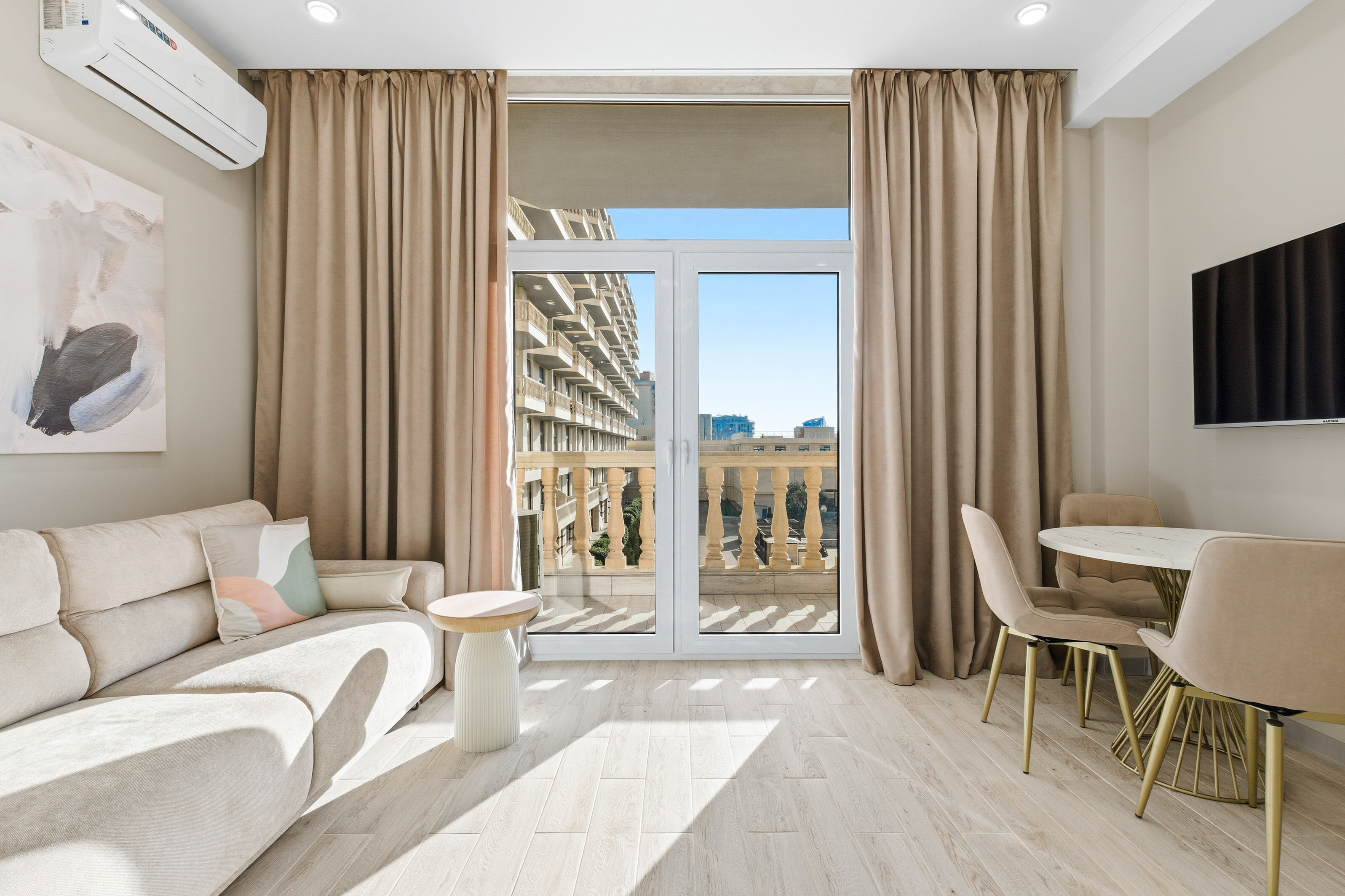 Люкс с кроватью размера «king-size» и балконом