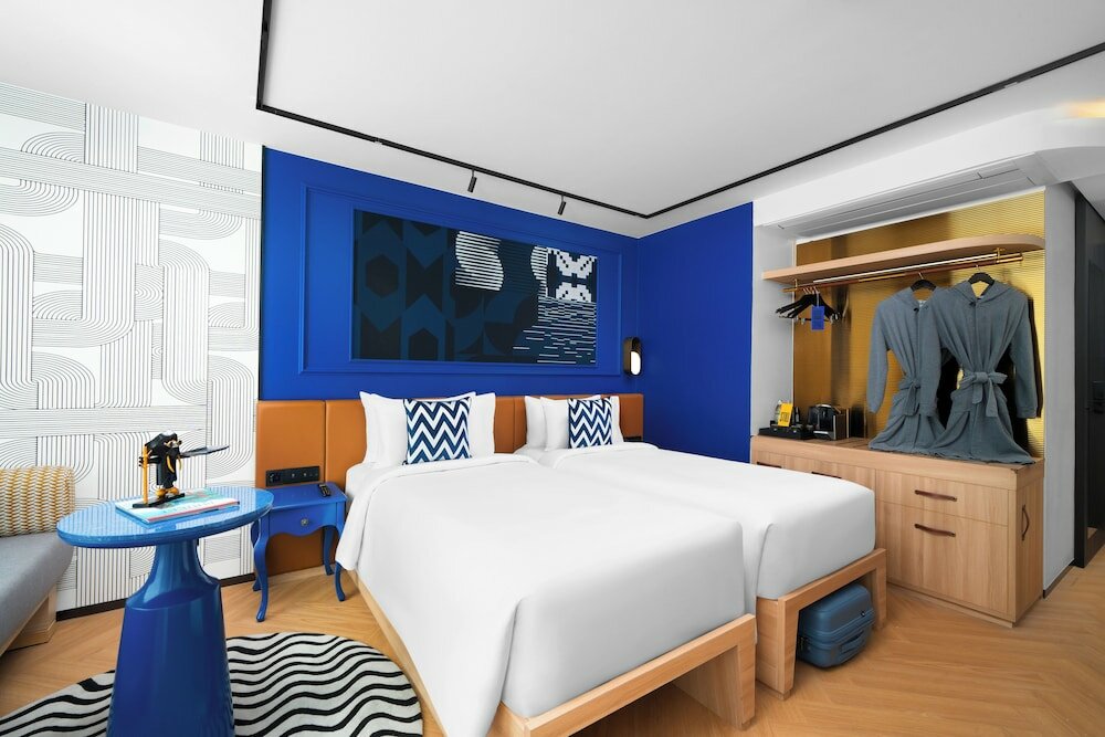 TRIBE Pool View King