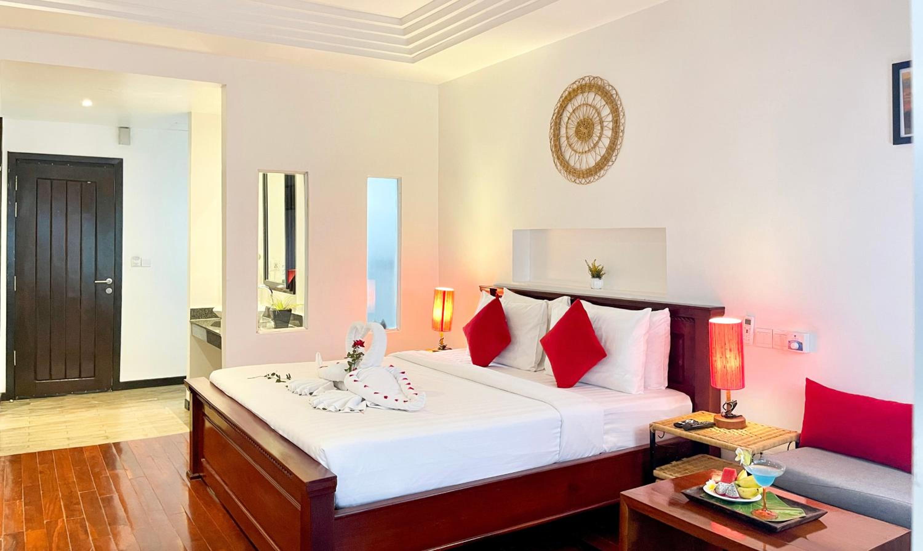 King Suite With Private Balcony - Free Pick Up