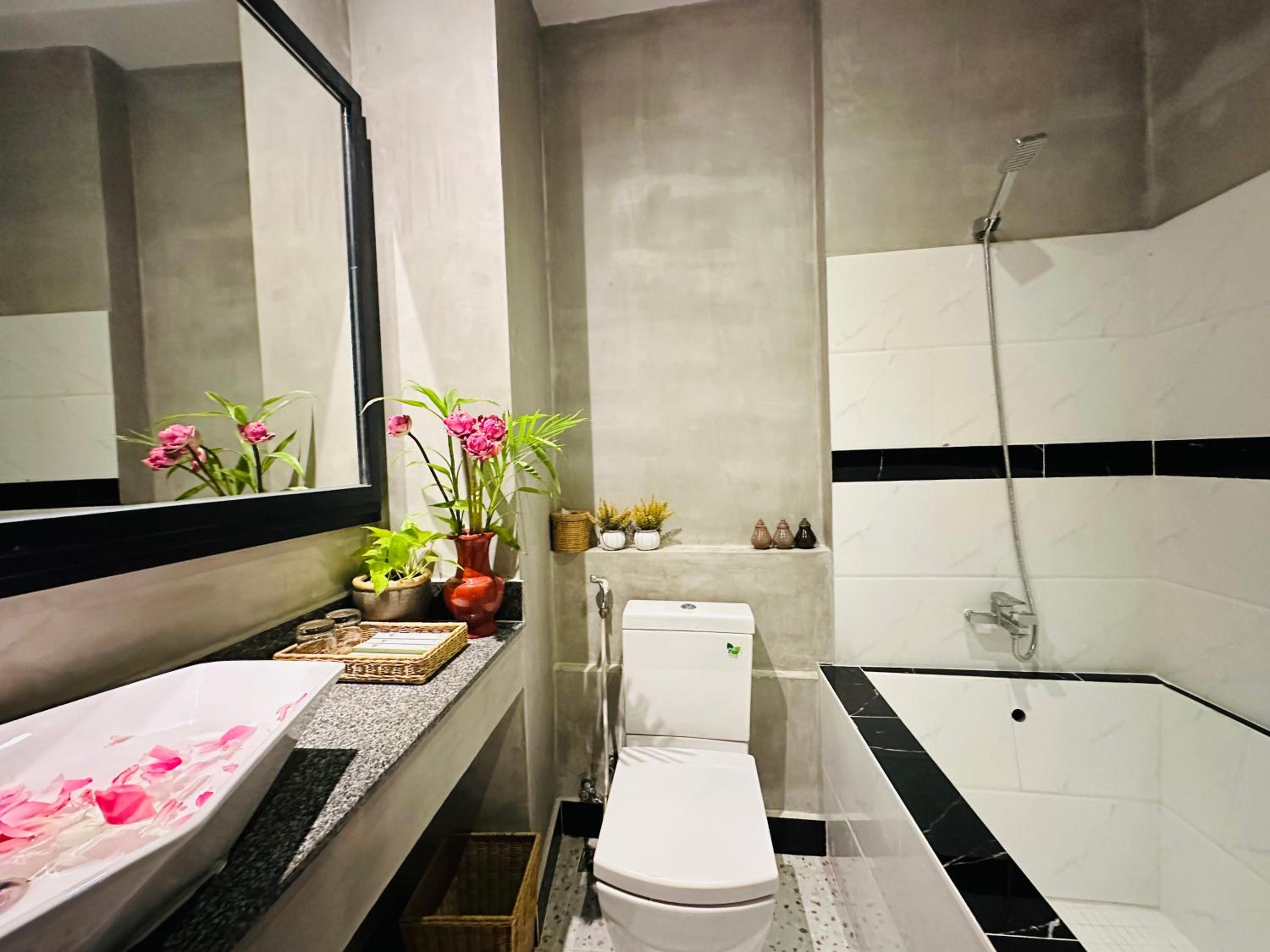 Family Deluxe With Balcony Pool View - Free Pick Up