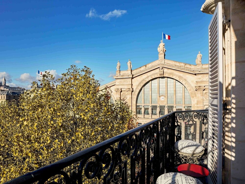 Large with Balcony and Paris view
