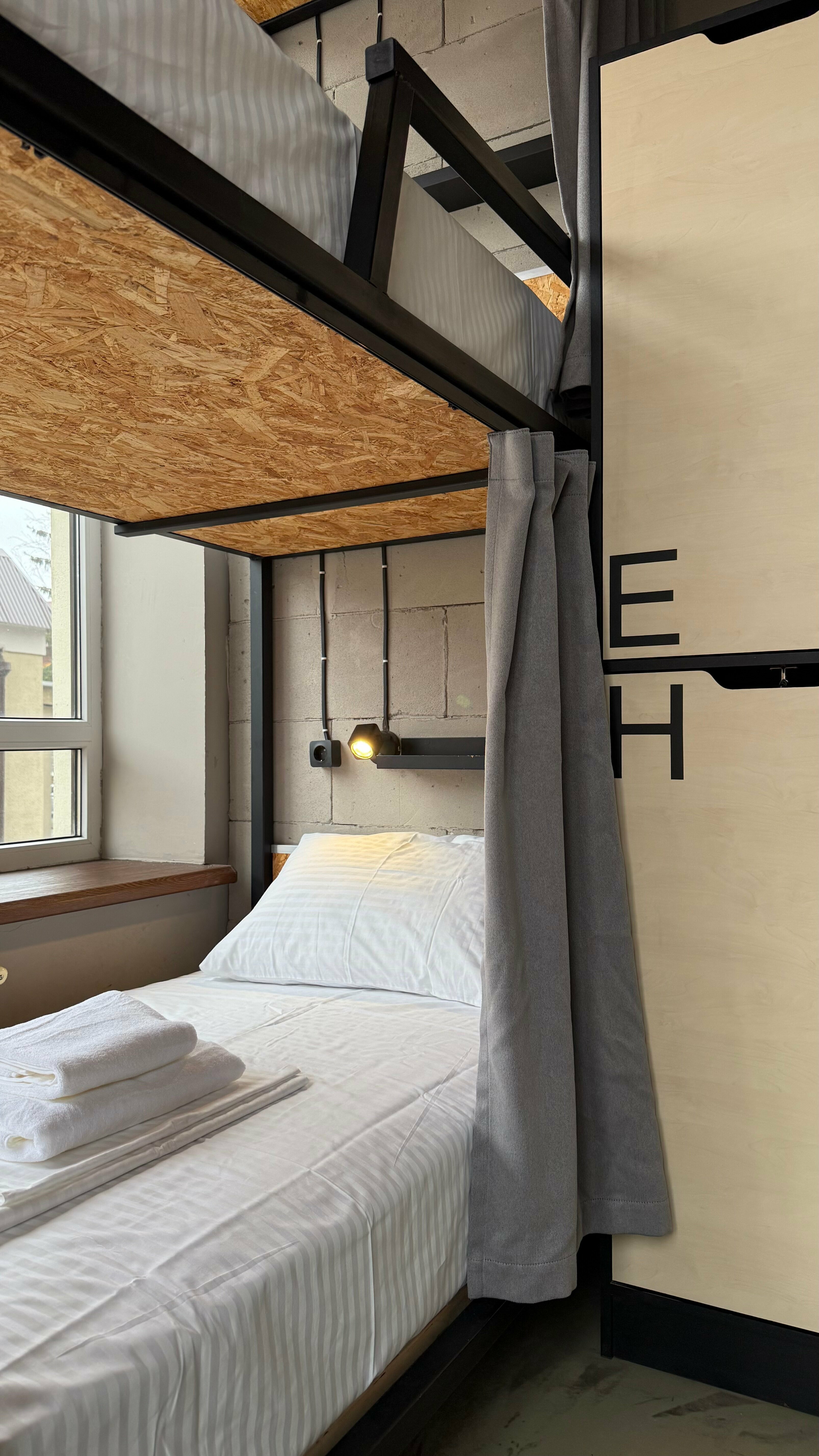 Кровать в общем 9-тиместном женском номере