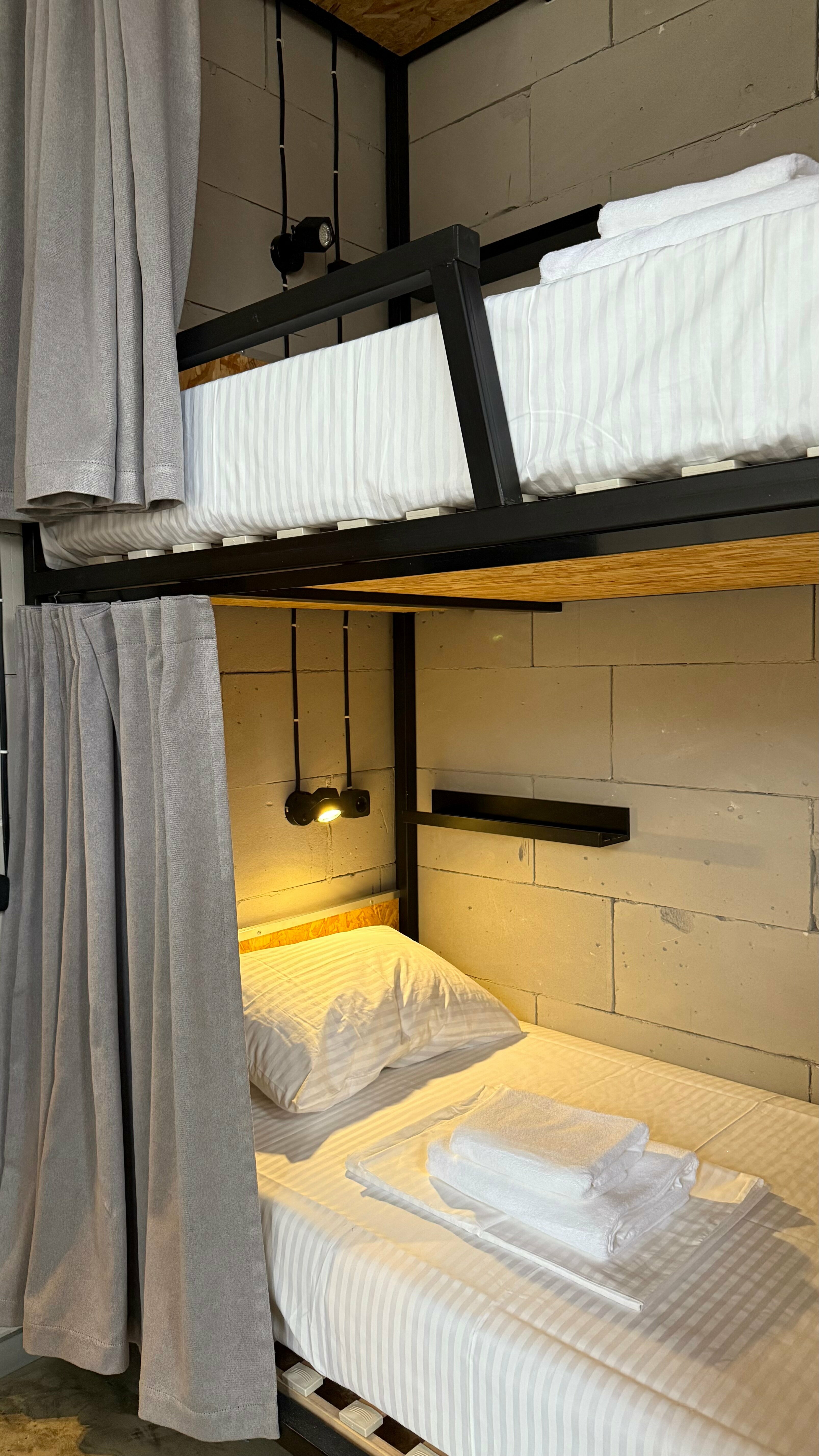 Кровать в общем 9-тиместном женском номере