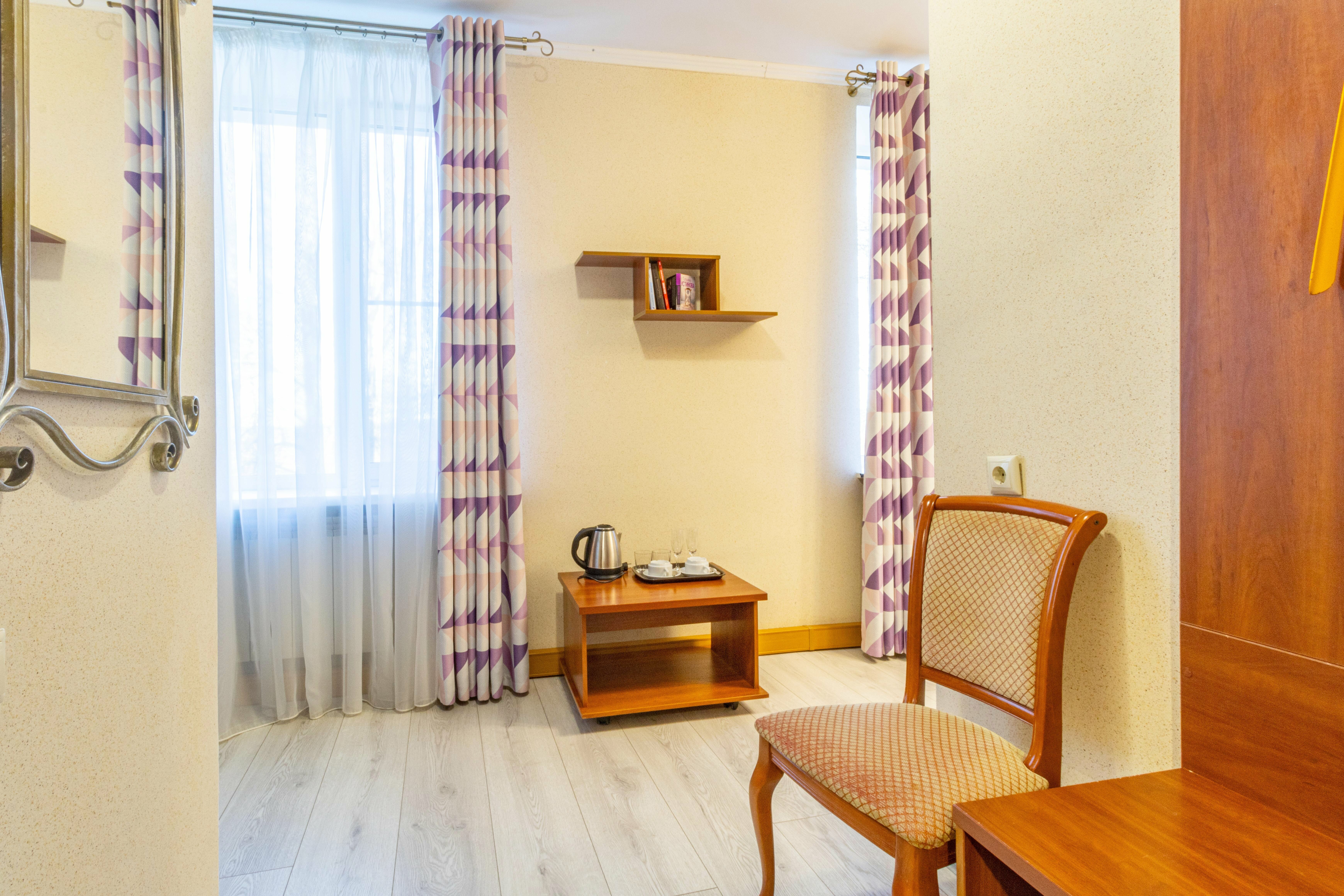 Небольшой двухместный номер с 2 отдельными кроватями