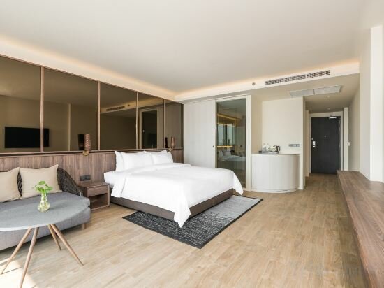 Ocean View Skybath King Room (Merry Building)