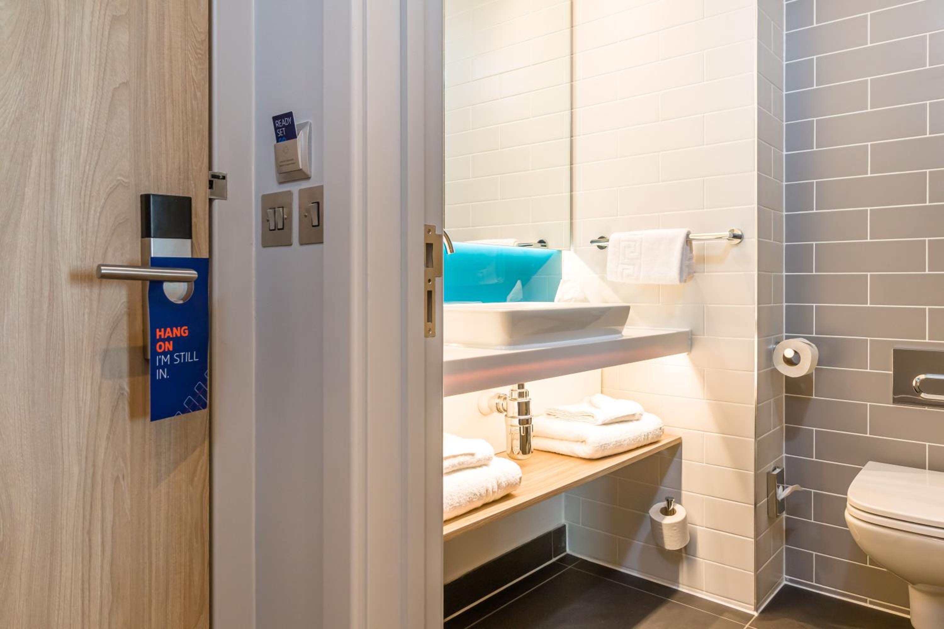 Standard Twin Room with Free Hot Breakfast