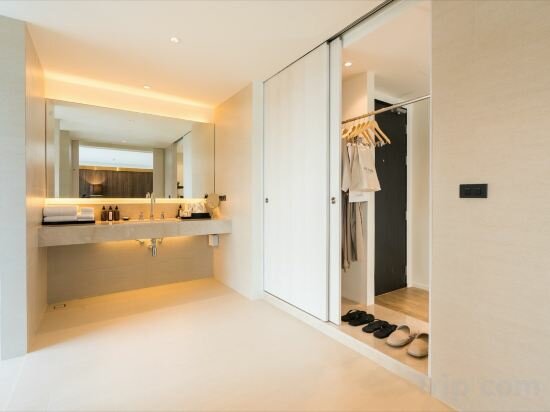 Ocean Suite Skybath (Merry Building)