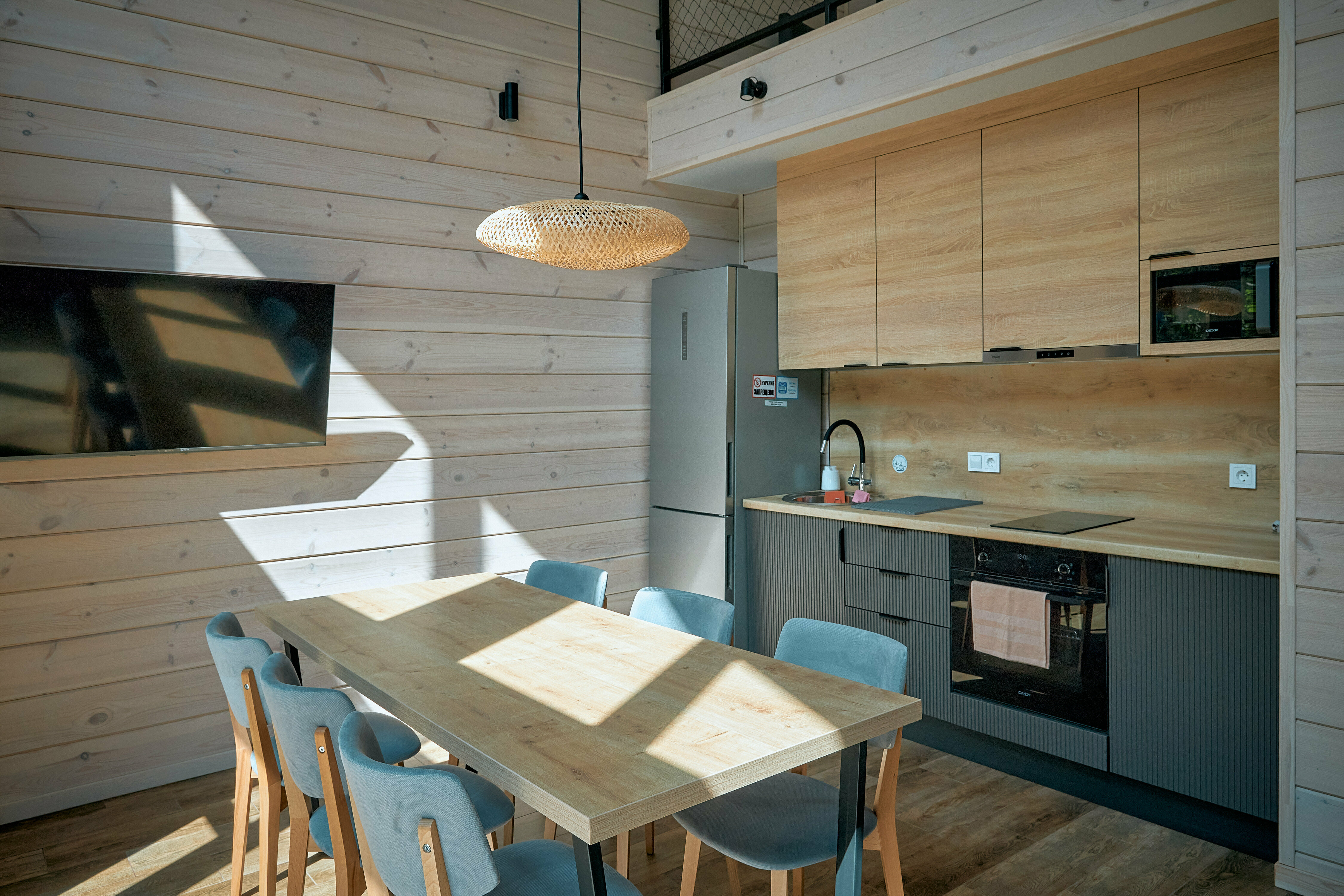 Семейный номер с видом на озеро