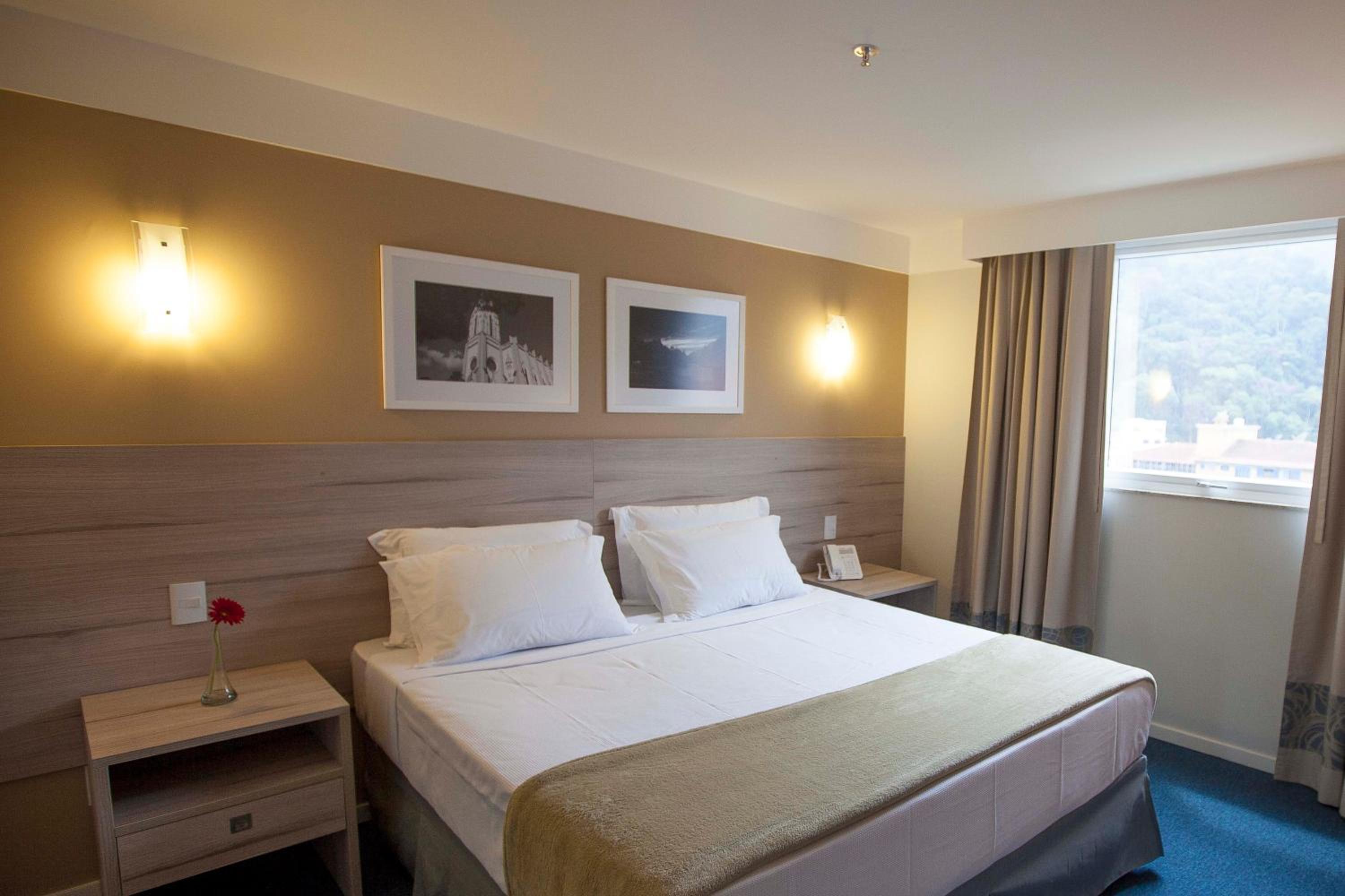 Standard Double - 1 Queen Bed