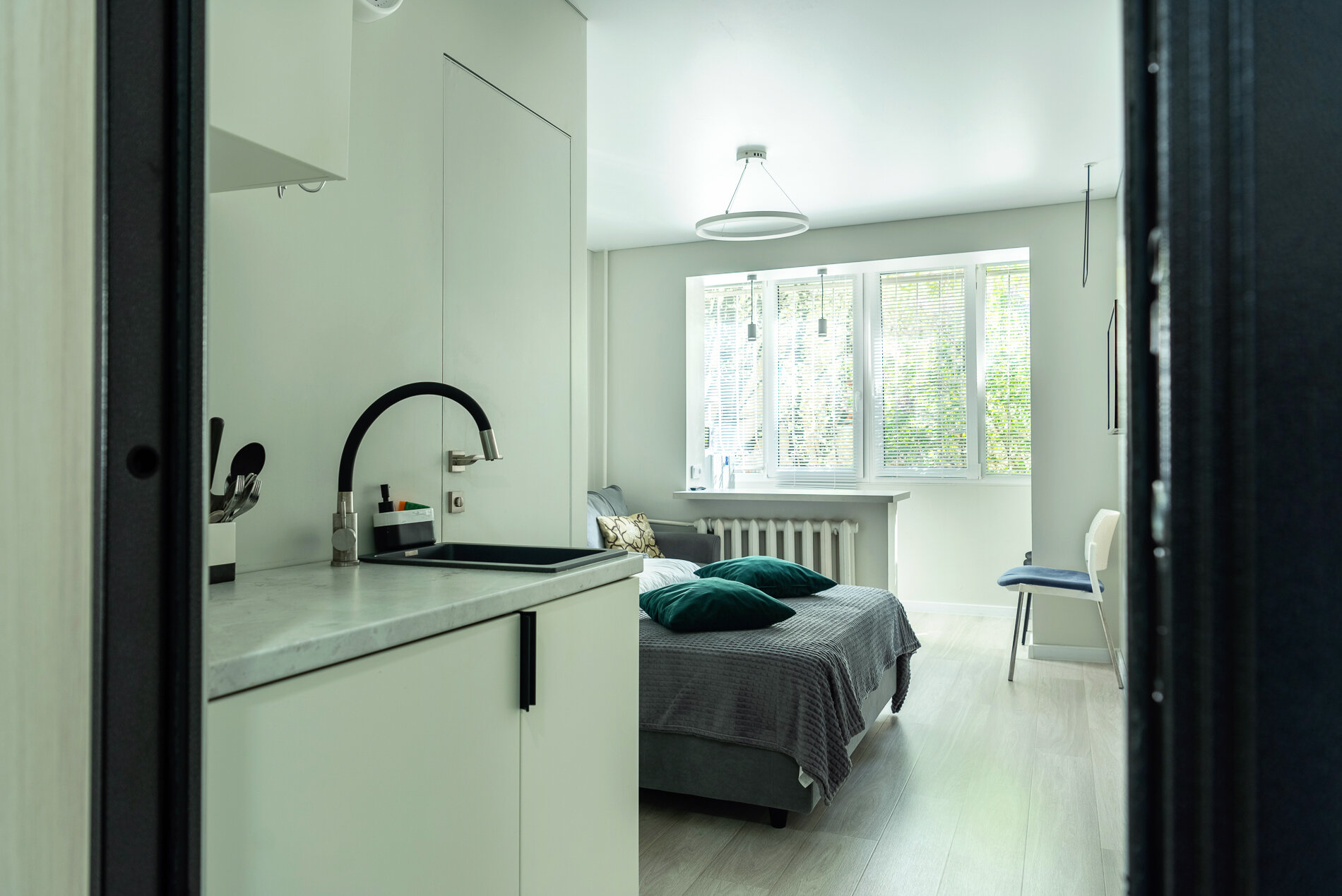 Двухместный номер с двуспальной кроватью и дополнительной кроватью