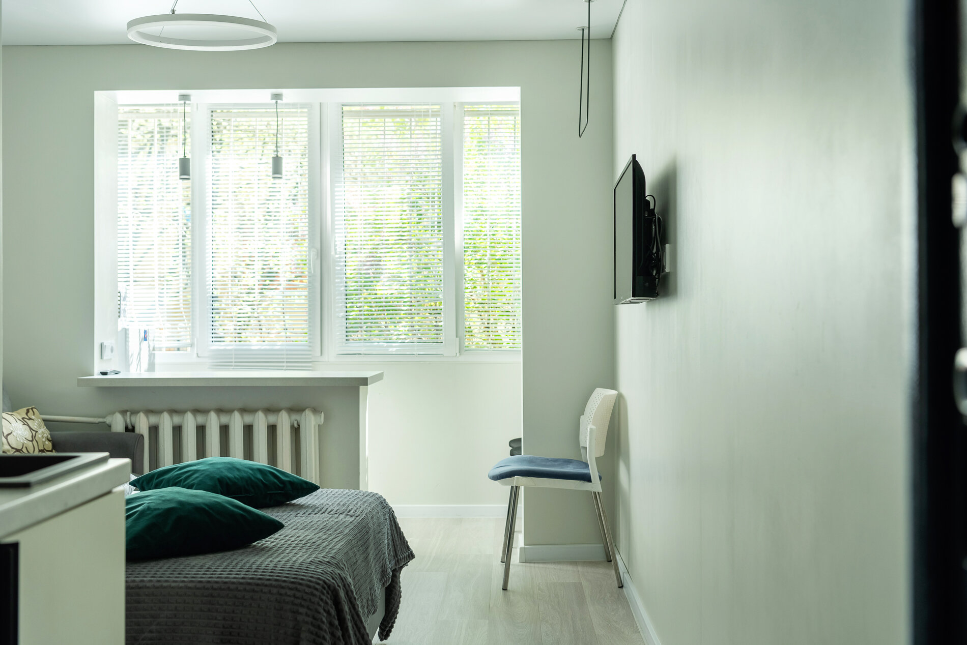 Двухместный номер с двуспальной кроватью и дополнительной кроватью