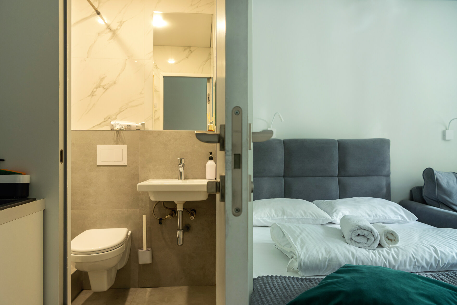 Двухместный номер с двуспальной кроватью и дополнительной кроватью