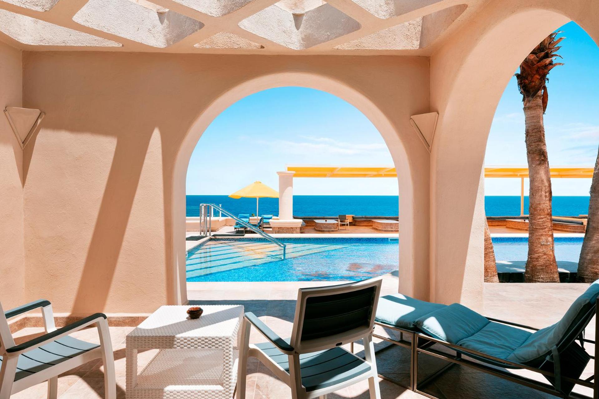 Executive Swim Up Room