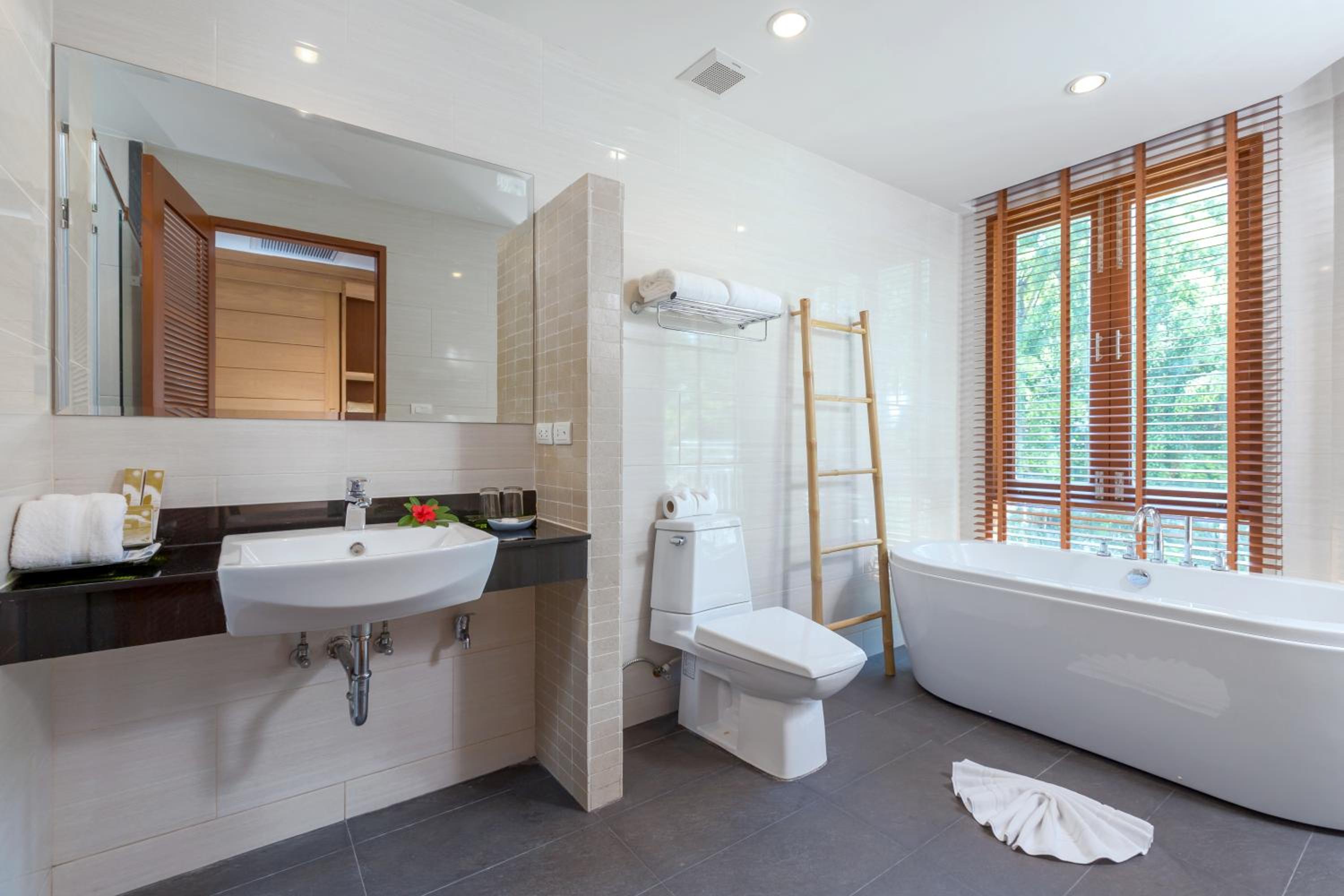 Luxury Grand Pool Room