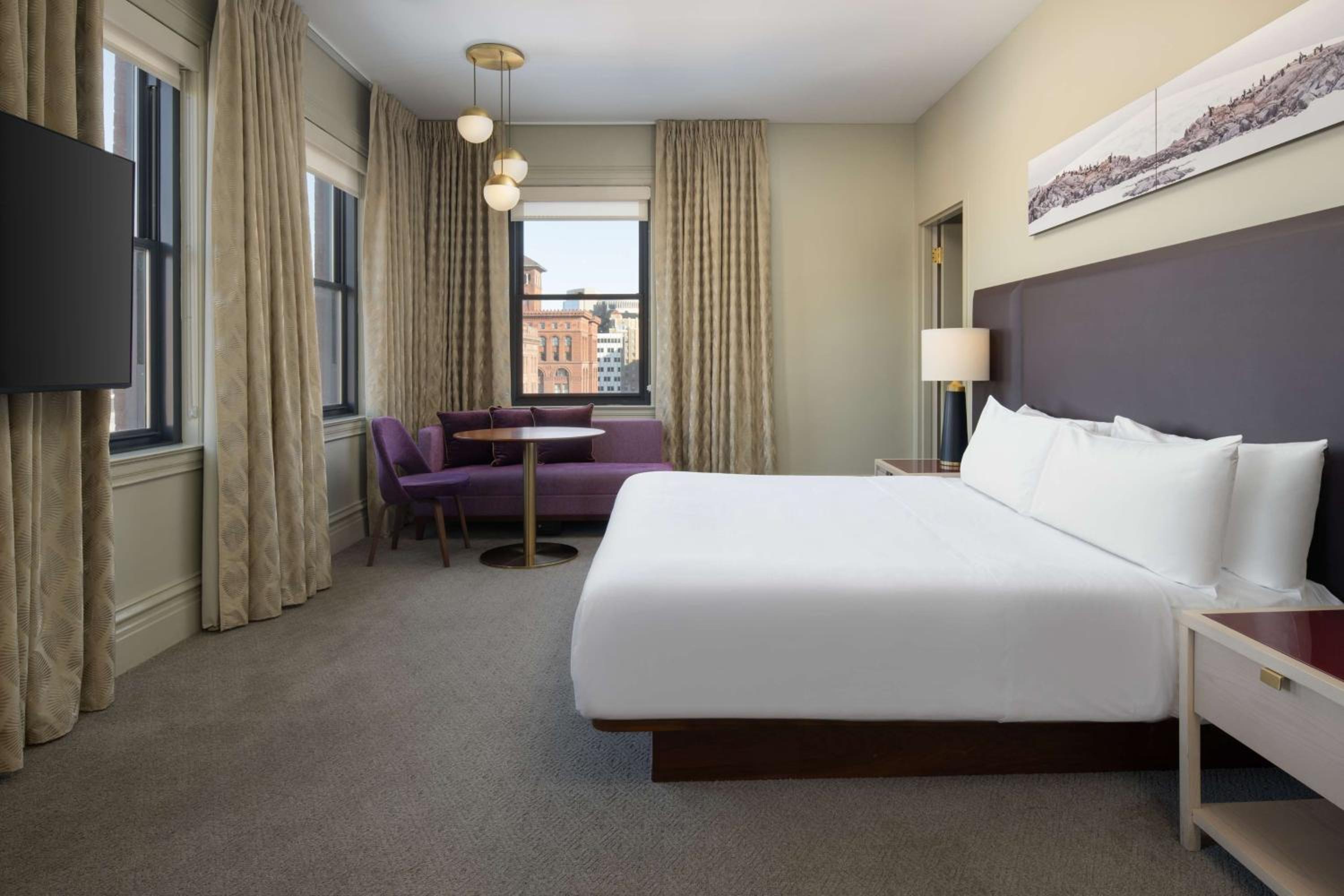 Corner King Room - City View