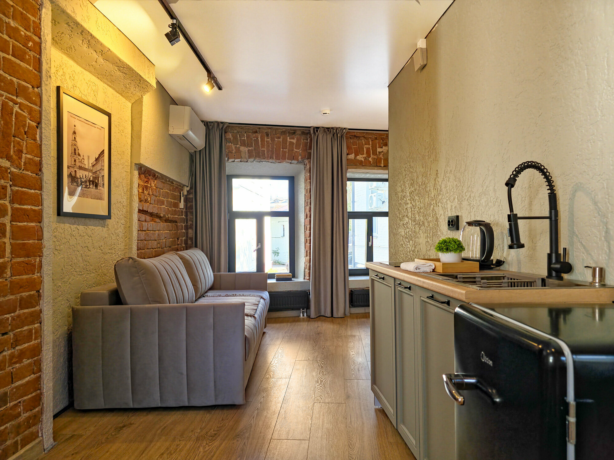 Люкс с видом на Казанский монастырь, гаргульи и во двор.