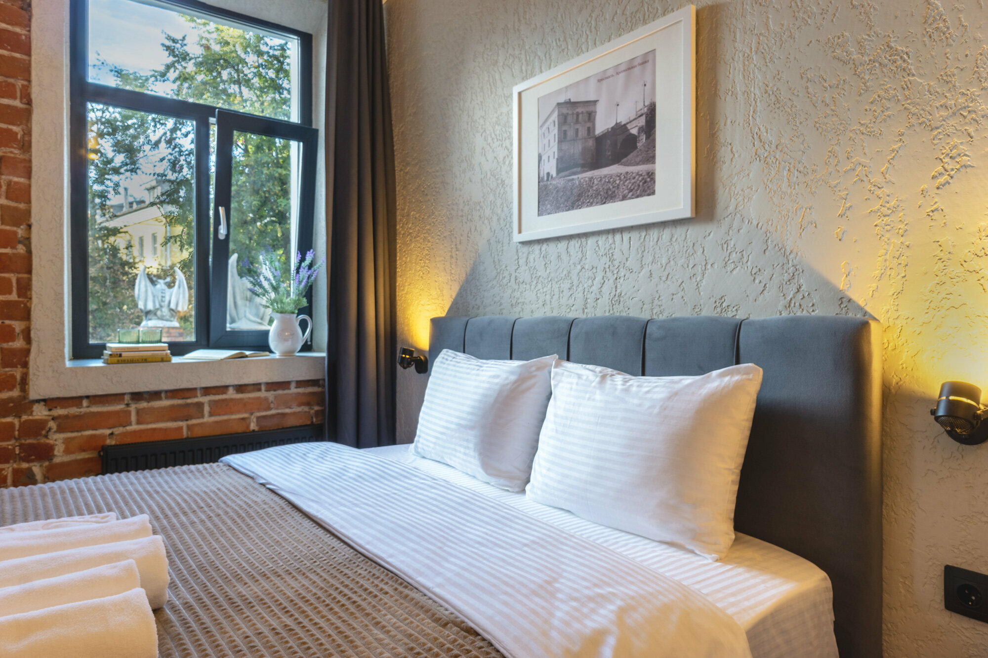 Трехместный люкс с видом на гаргульи и Казанский монастырь