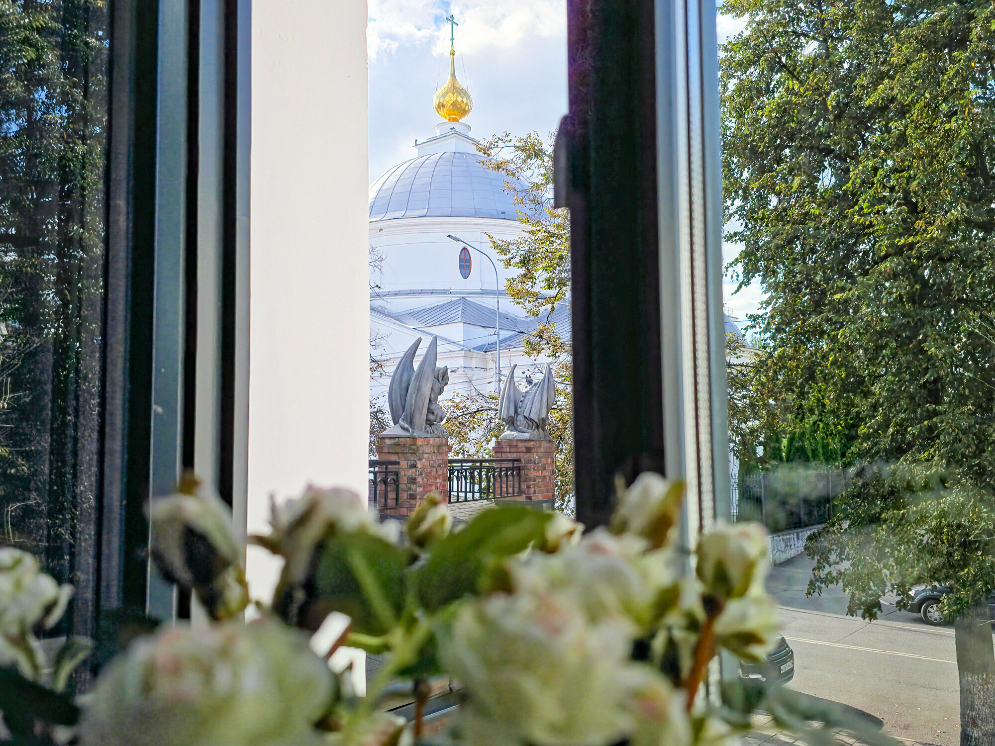 Люкс с видом на Казанский монастырь, гаргульи и во двор.
