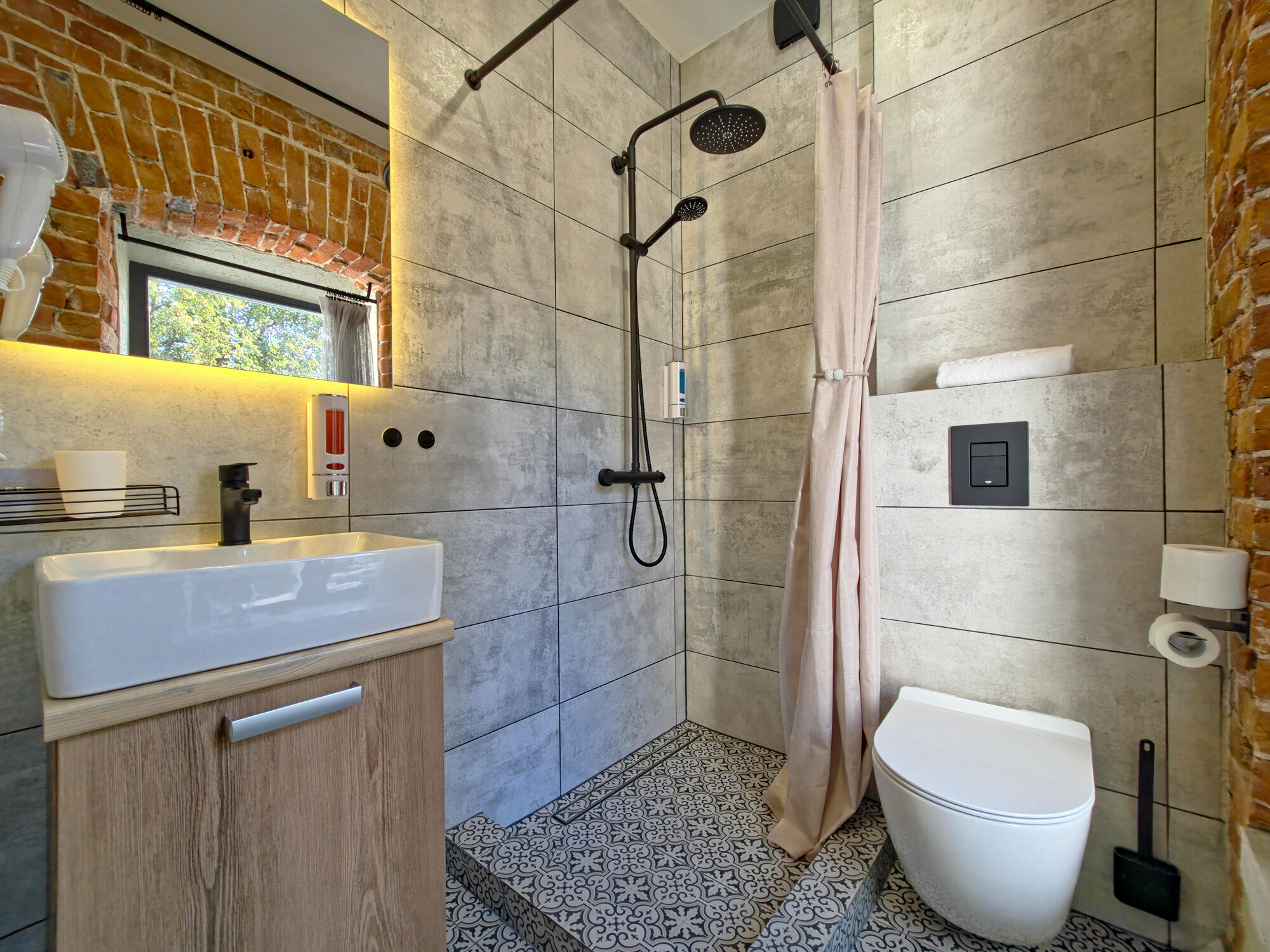 Люкс с видом на Казанский монастырь, гаргульи и во двор.