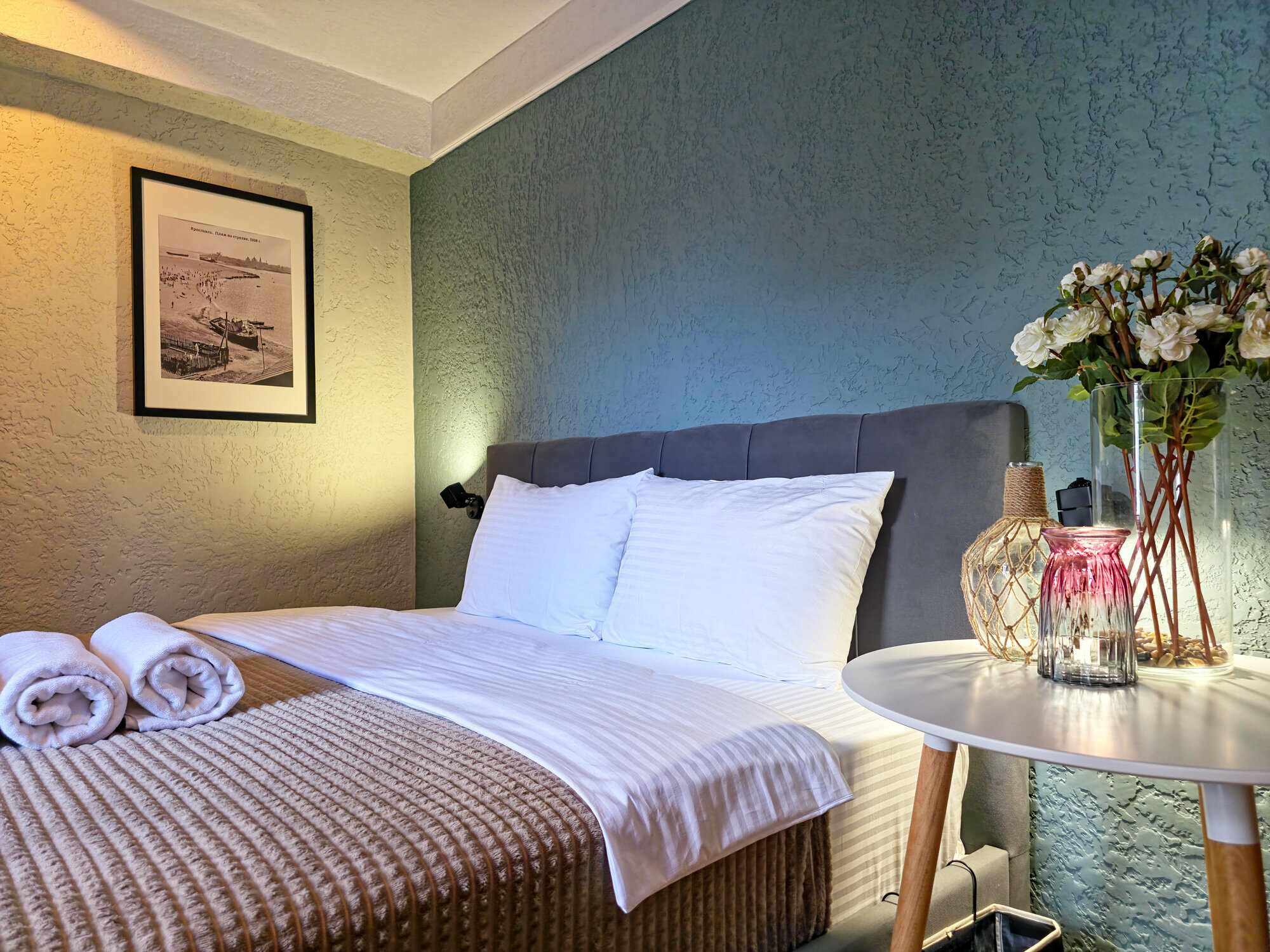 Люкс с видом на Казанский монастырь, гаргульи и во двор.