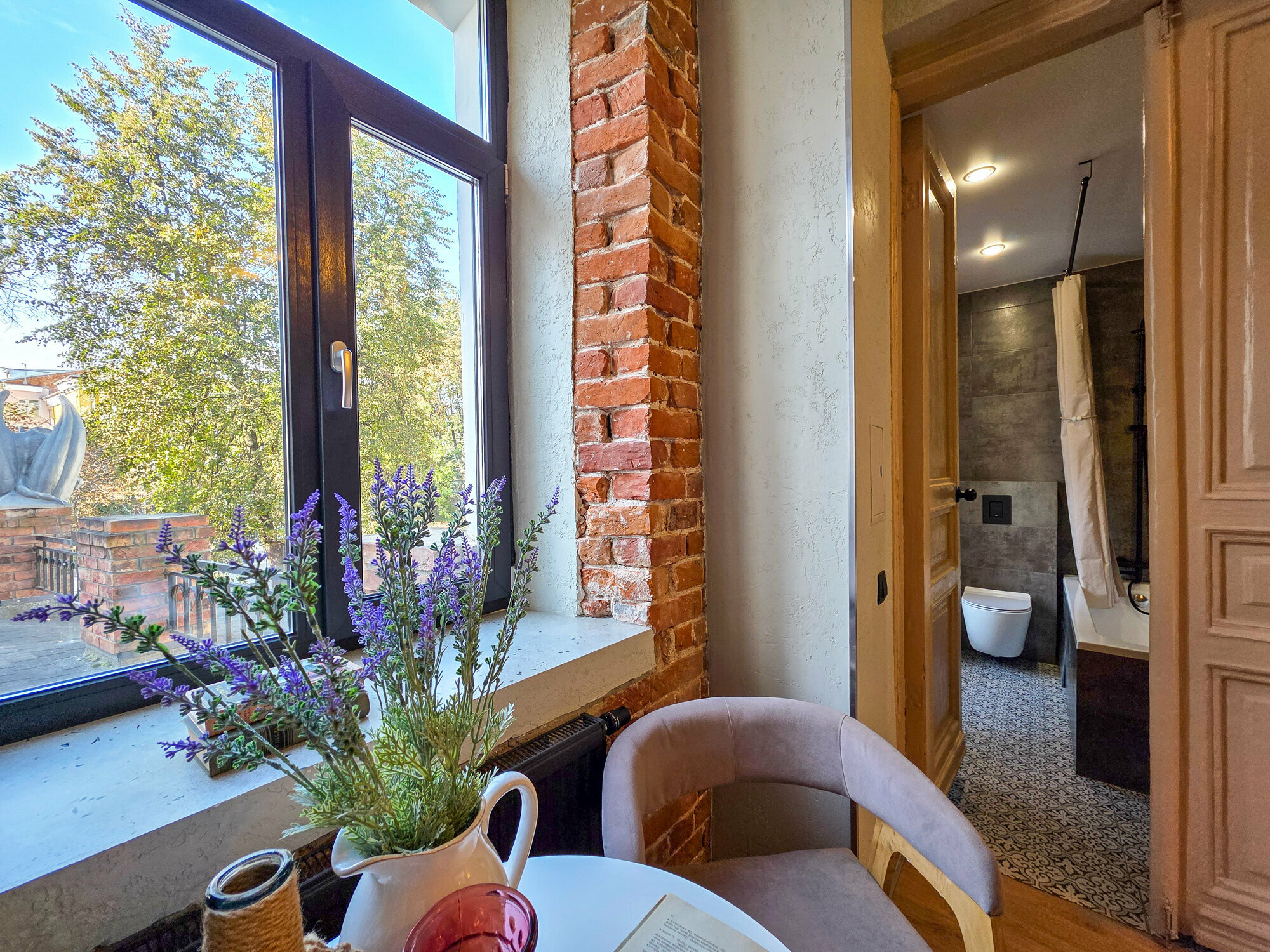 Однокомнатный делюкс с ванной и видом на гаргульи и Казанский монастырь