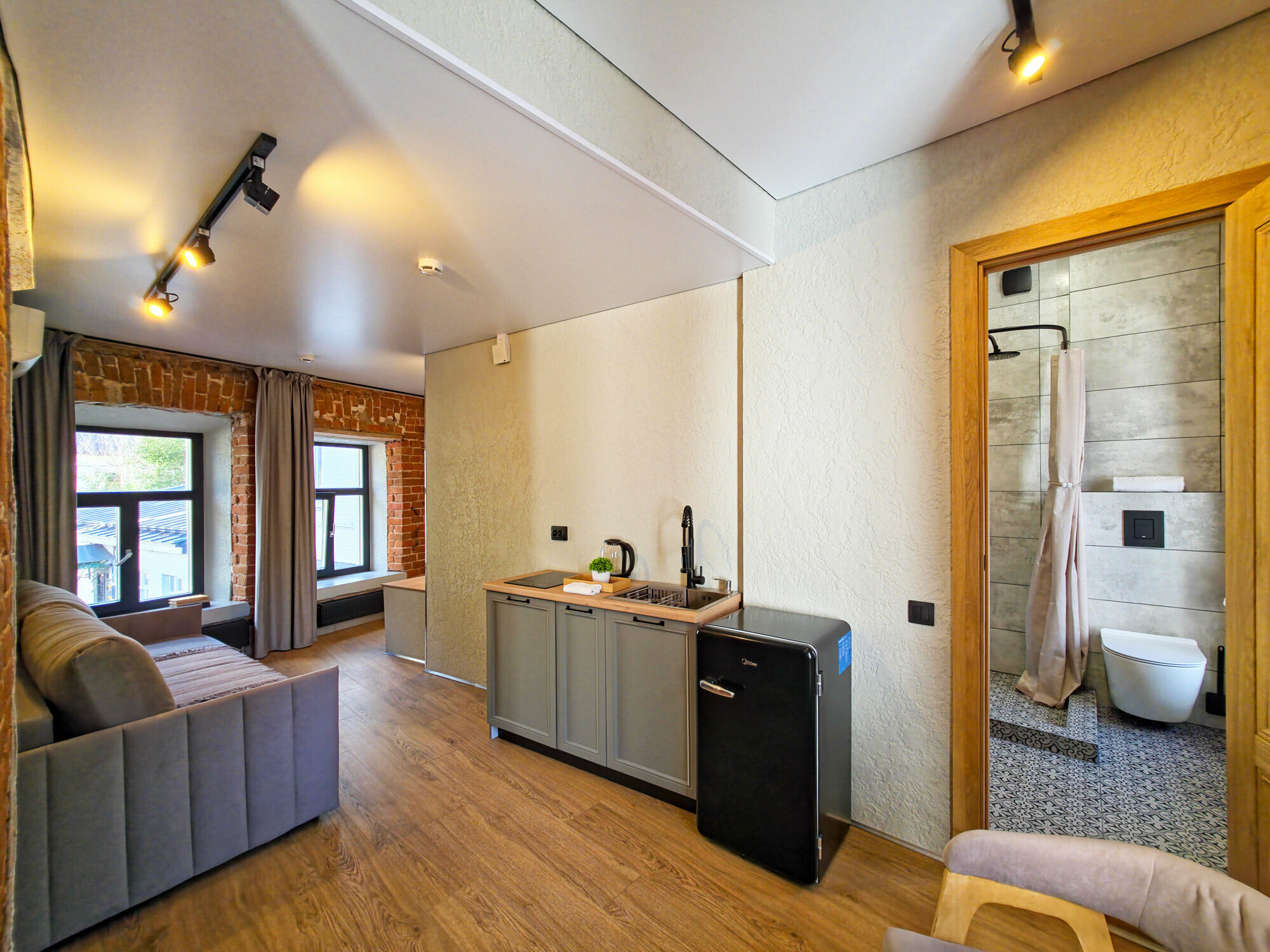 Люкс с видом на Казанский монастырь, гаргульи и во двор.