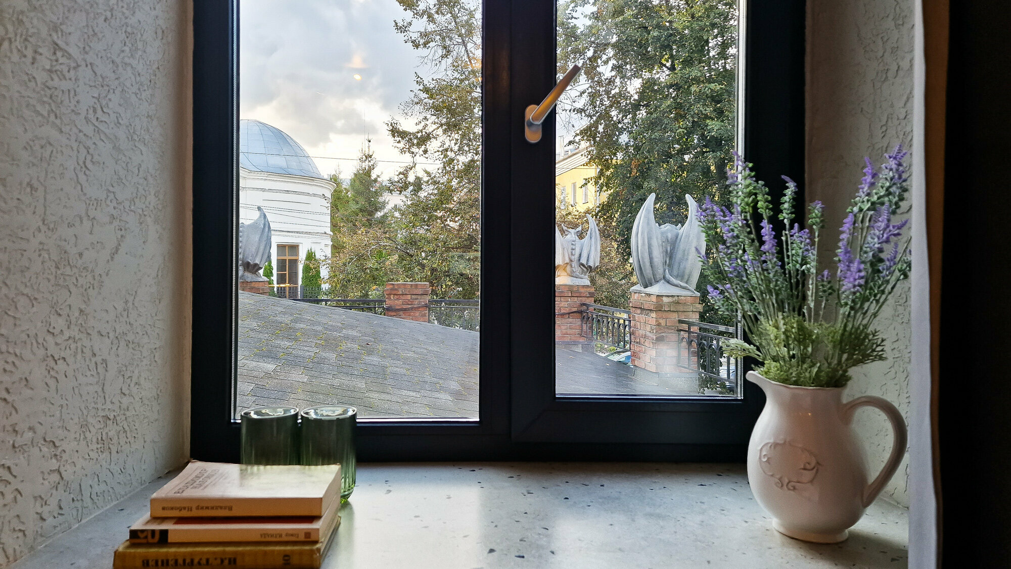 Трехместный люкс с видом на гаргульи и Казанский монастырь