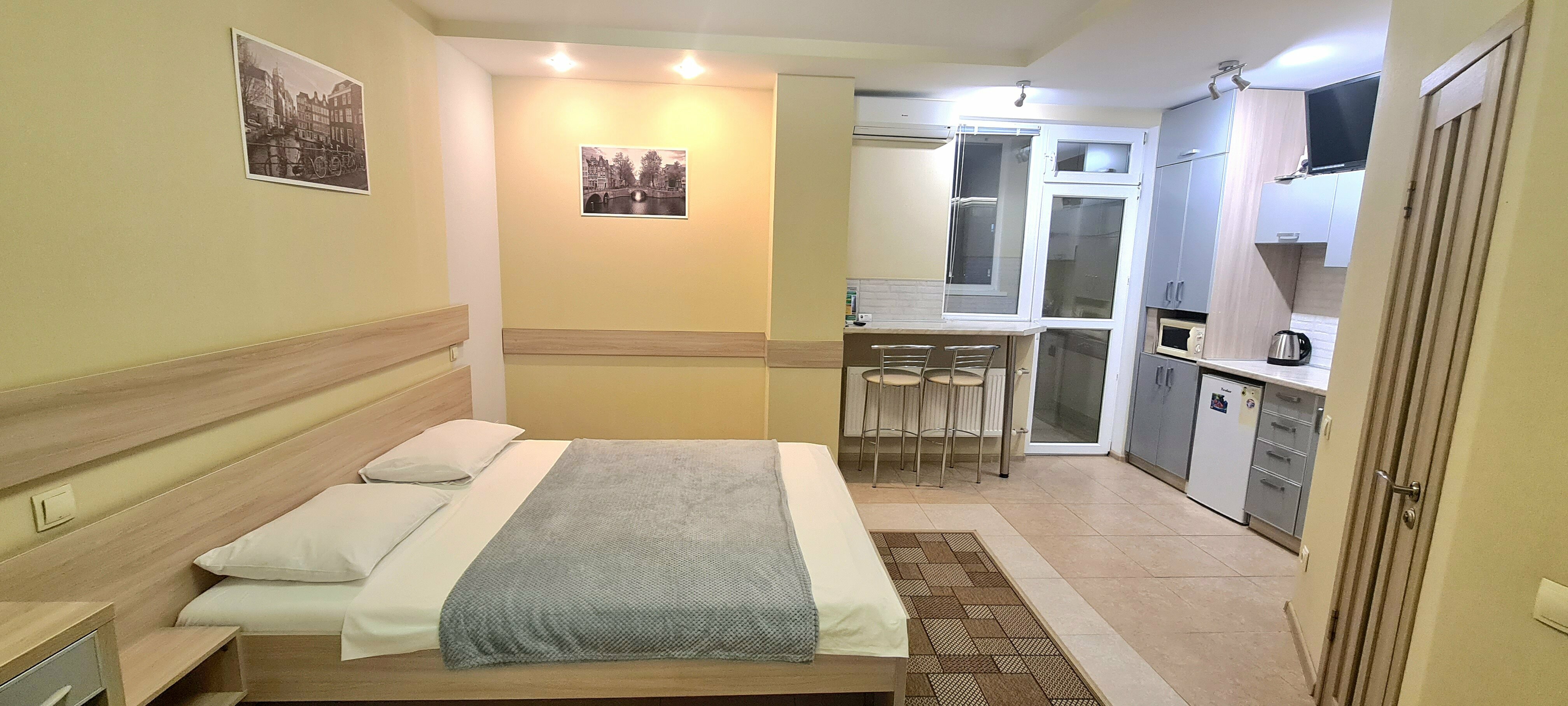 Стандарт  "Серый" с балконом с двуспальной кроватью и мини-кухней