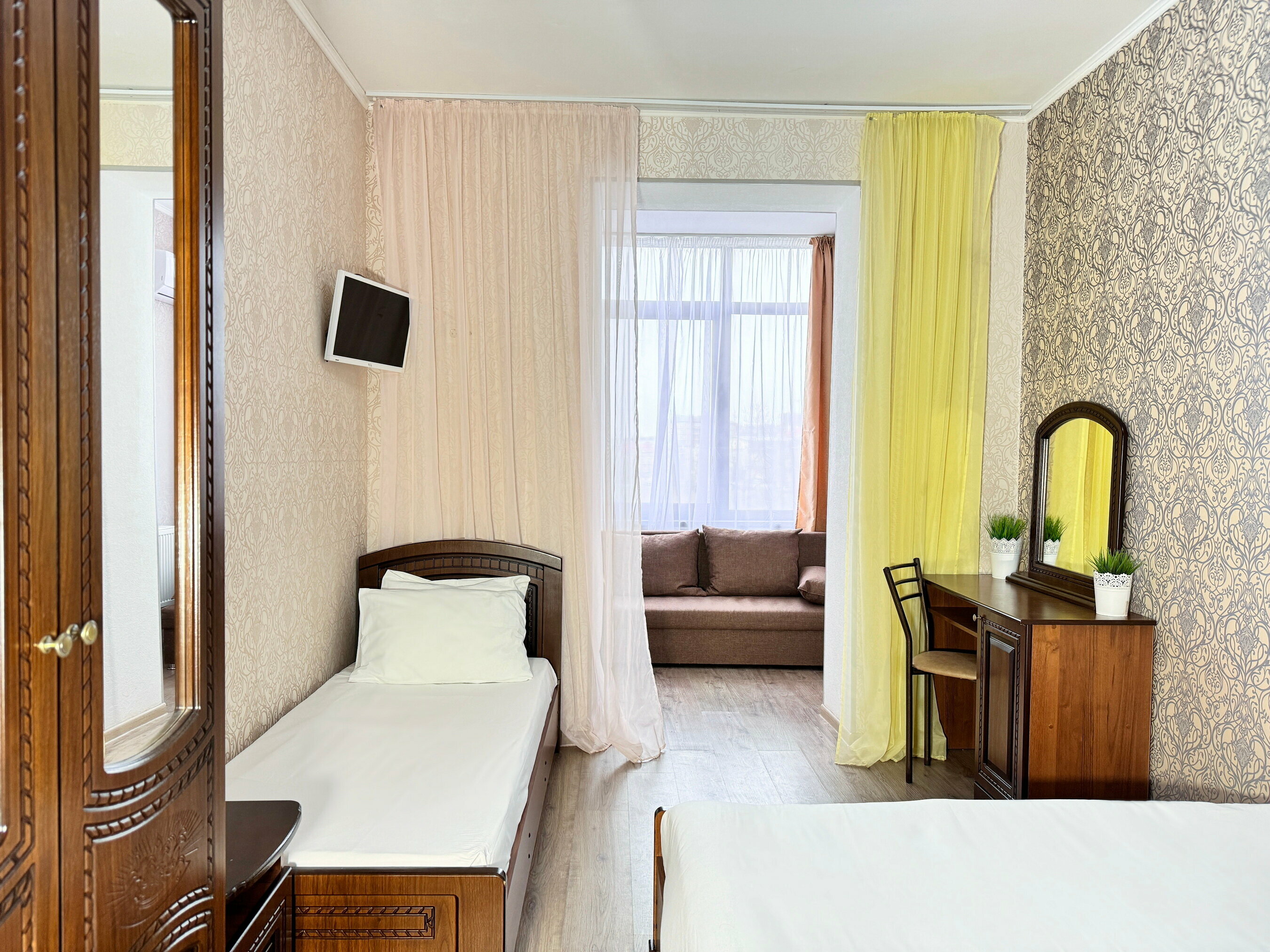 Семейный номер с видом на сад