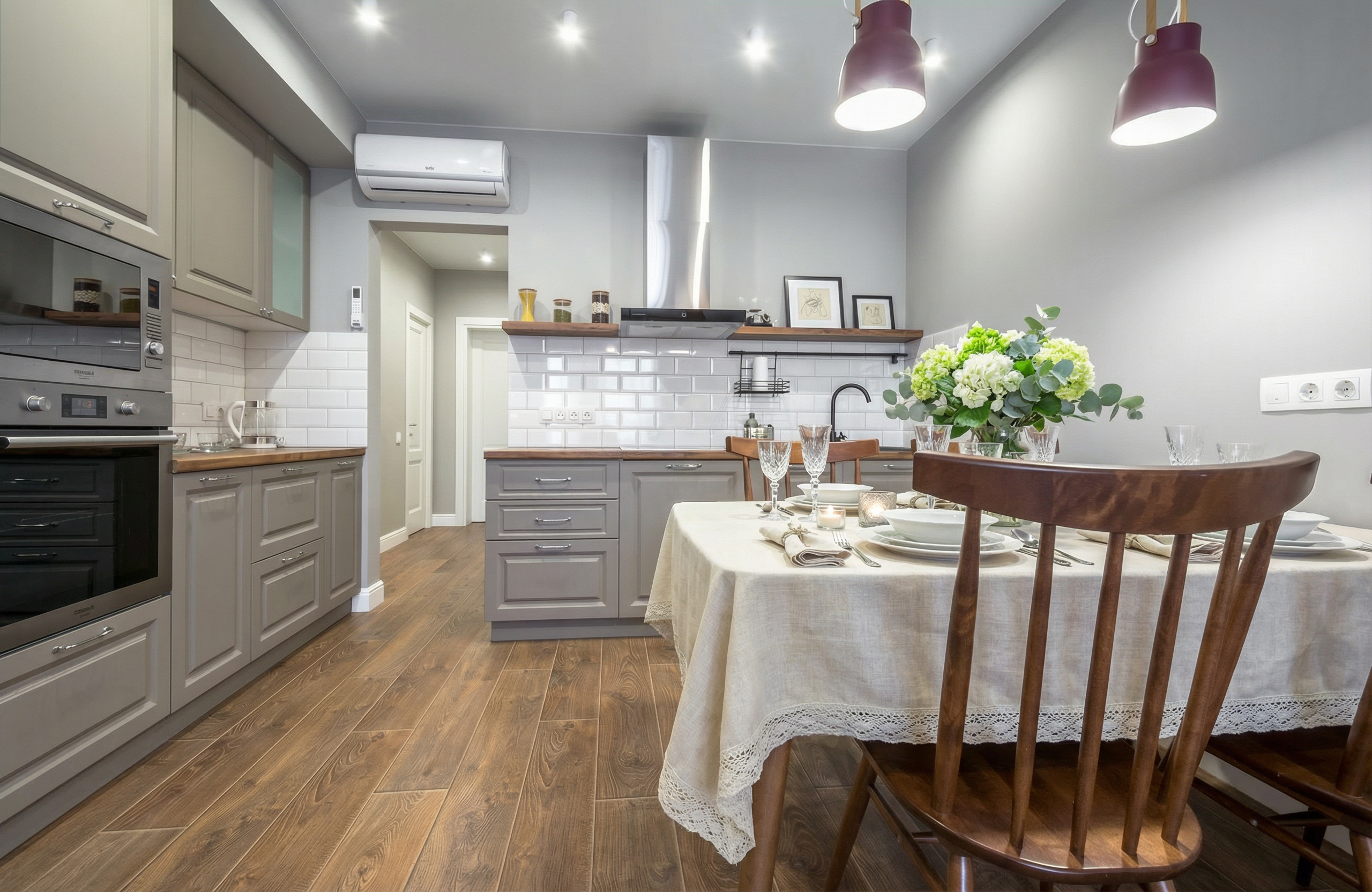 Люкс со спальней и кухней-гостиной, с видом на две стороны (на город и на внутренний дворик)