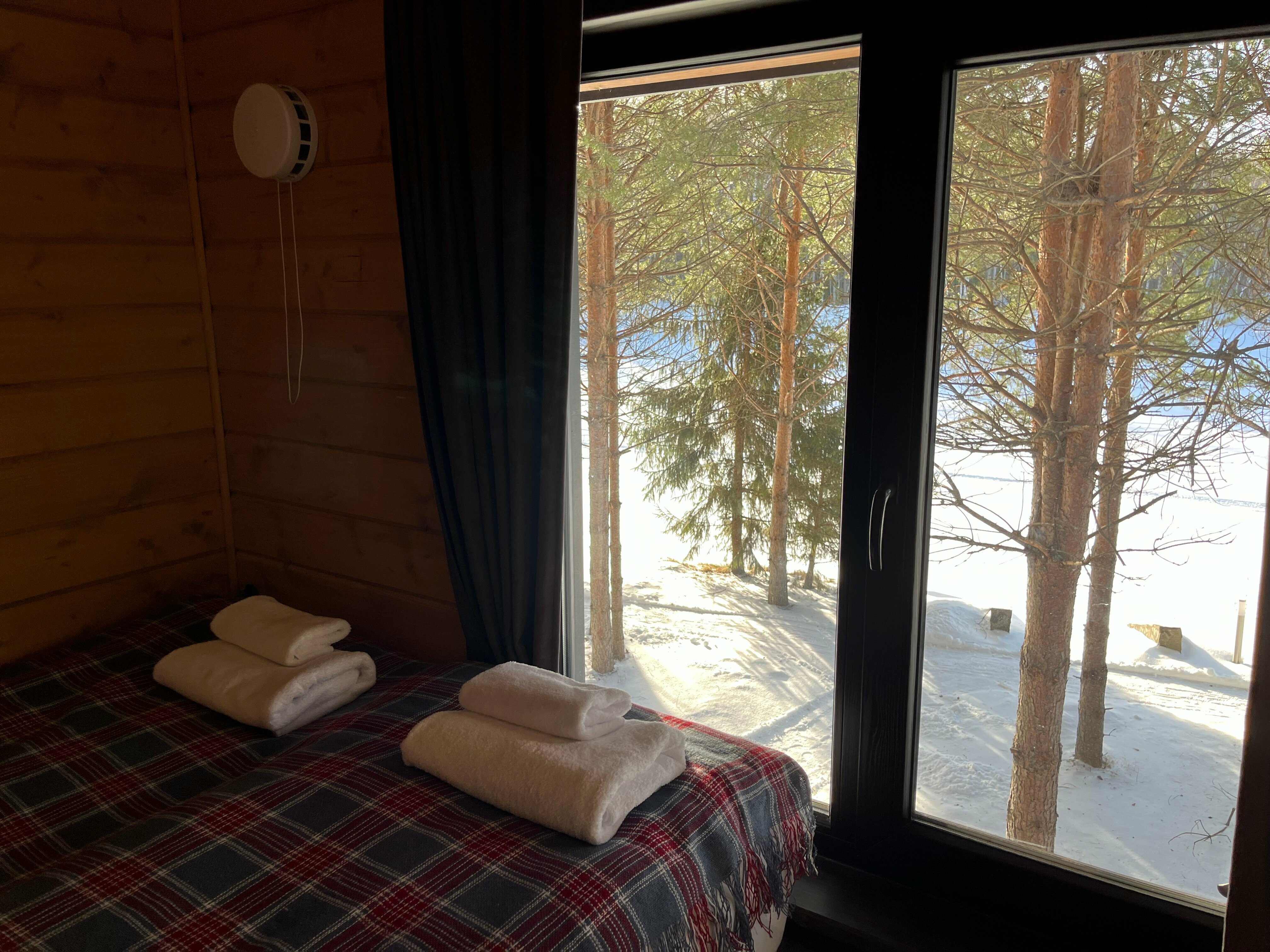 Дом с видом на реку и лес