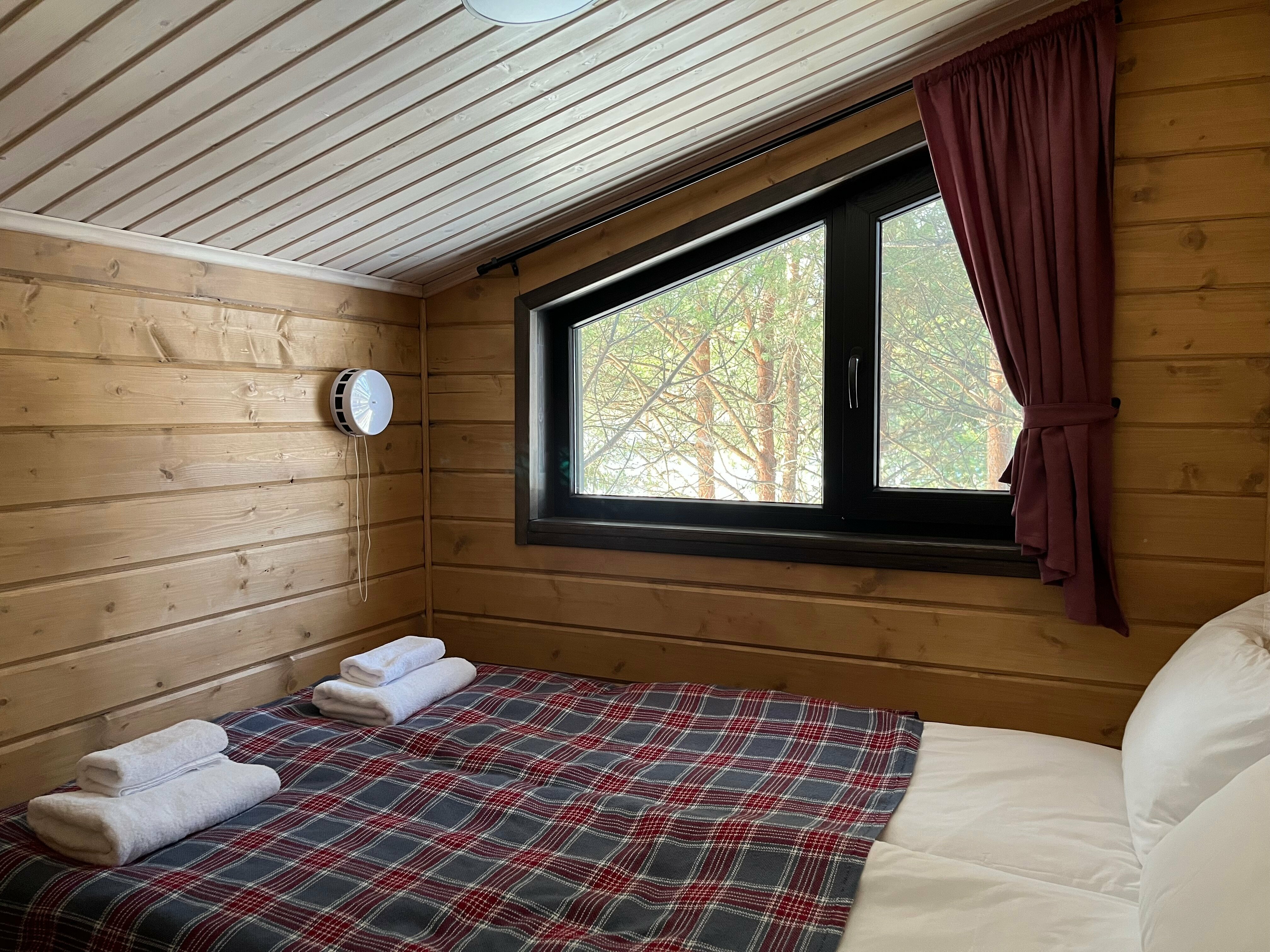 Дом с видом на реку и лес