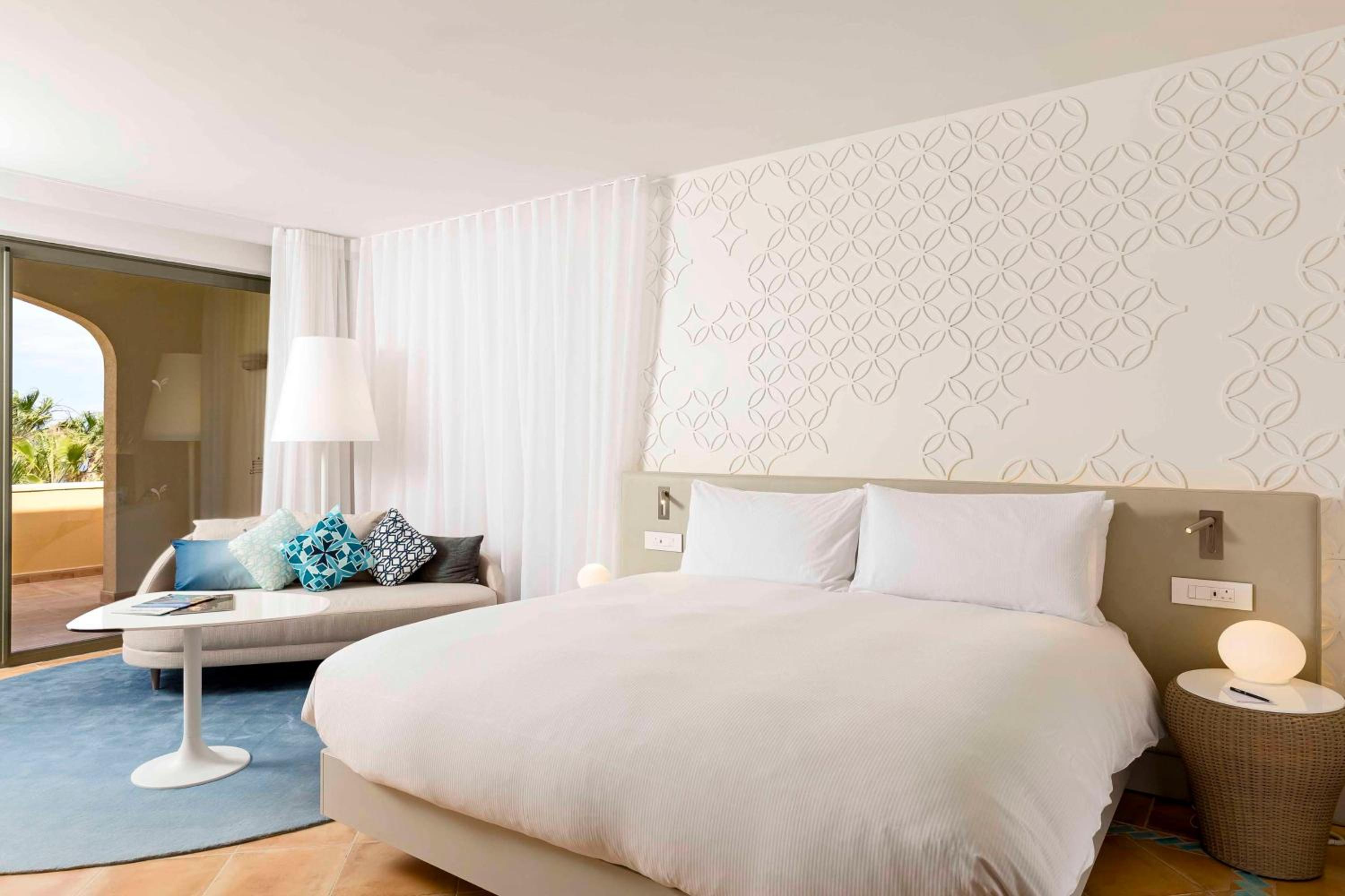 Deluxe King Room with Garden View