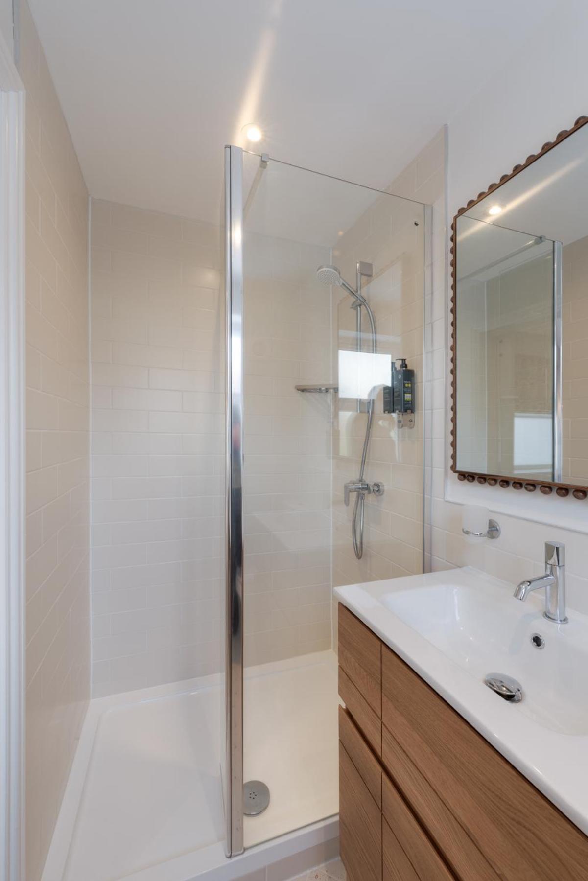 Executive King with Shower (Garden Annex)