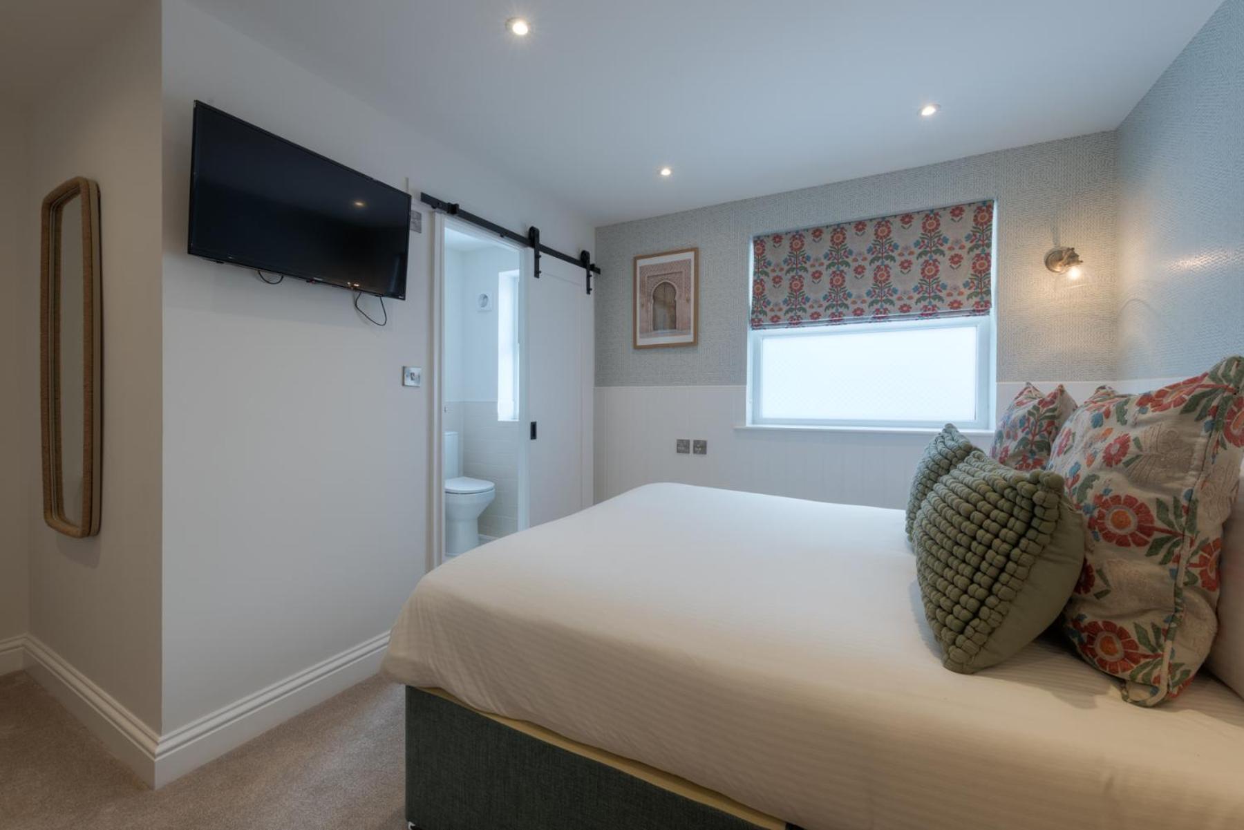 Executive King with Shower (Garden Annex)